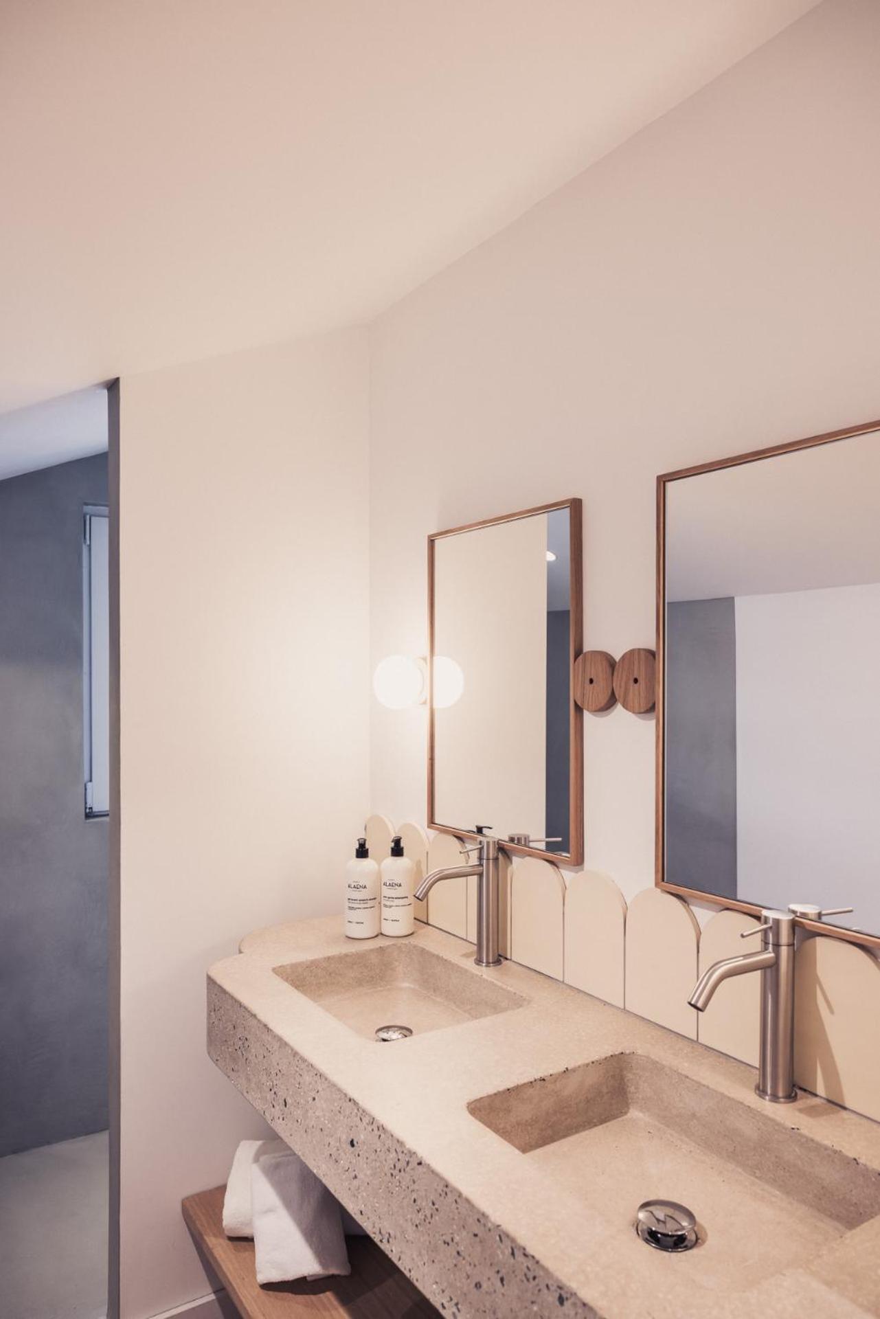 Deluxe Triple Room - Photo 11