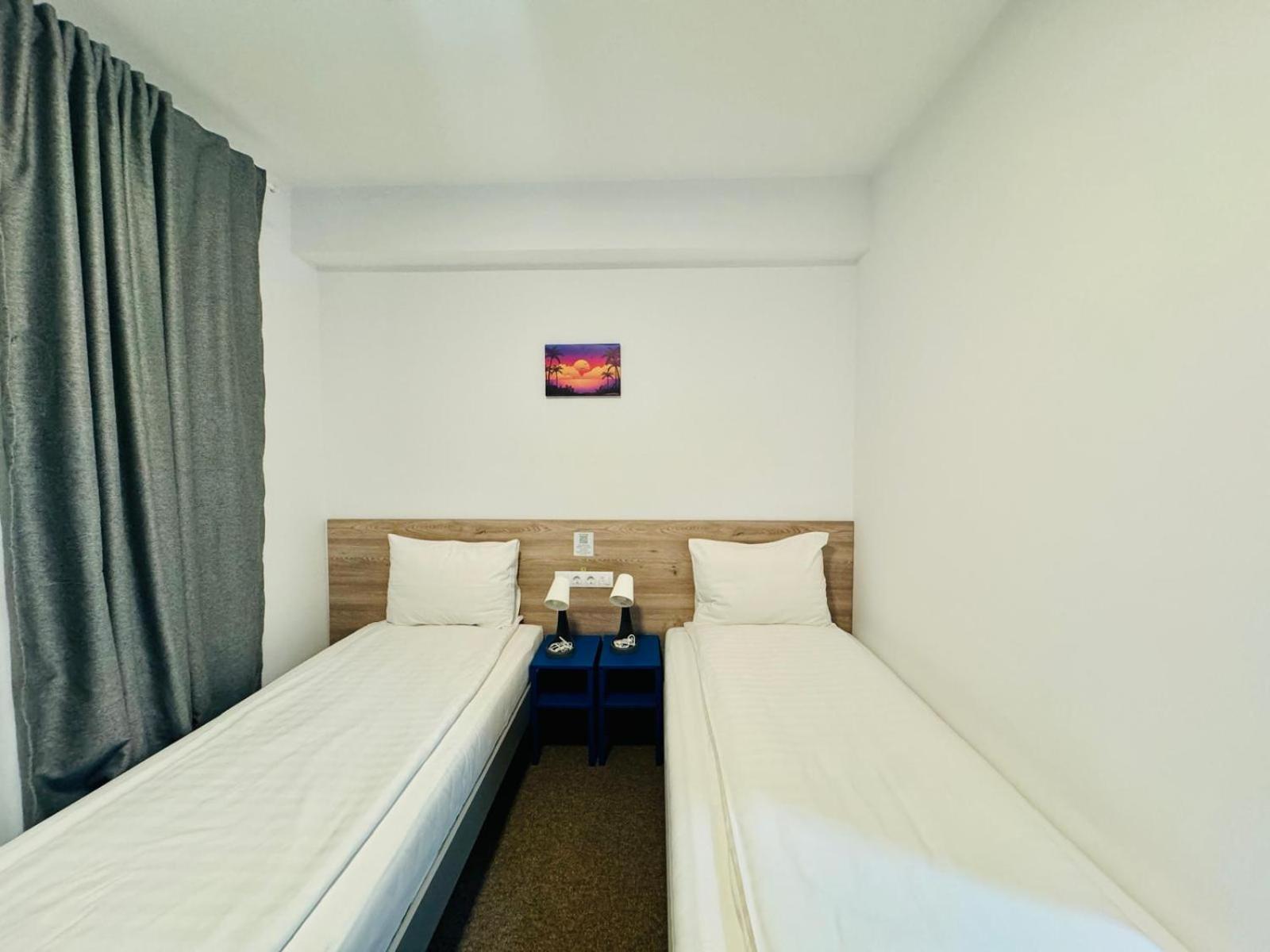 Large Twin Room - Photo 1