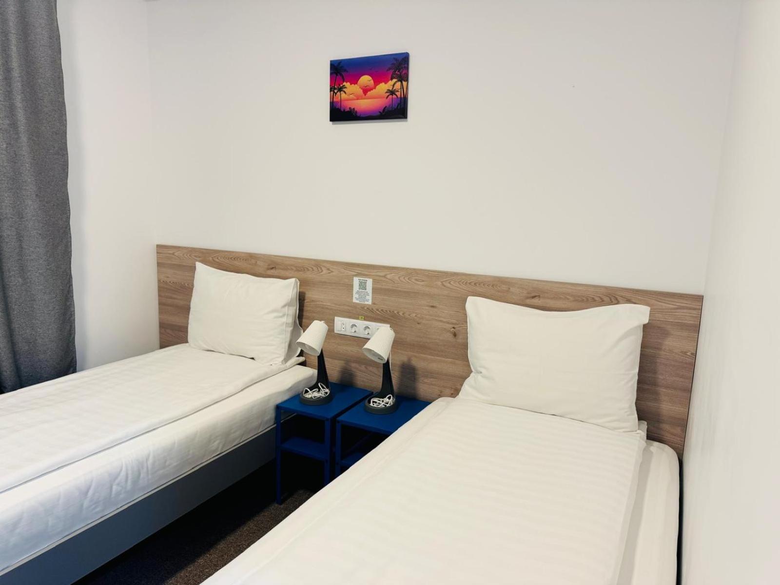 Large Twin Room - Photo 2