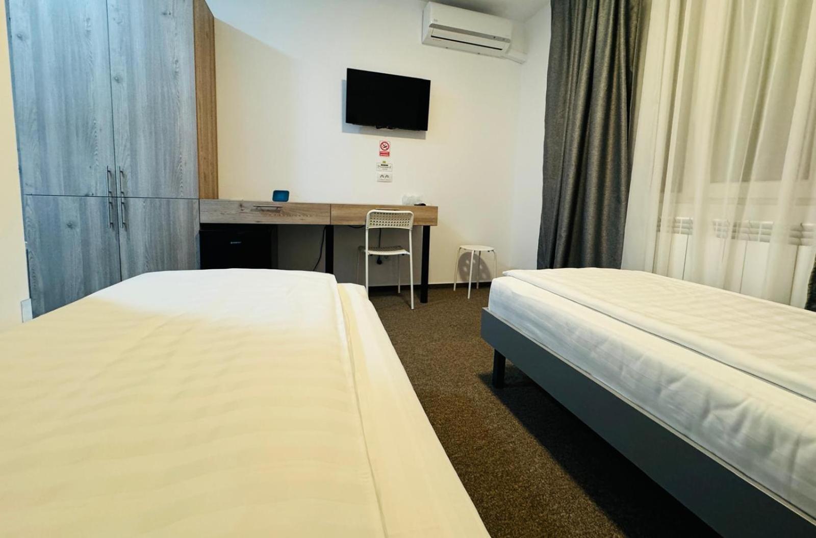 Large Twin Room - Photo 3