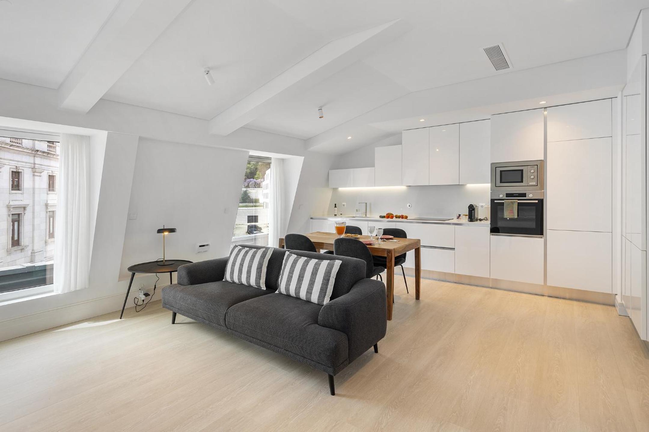 One-Bedroom Apartment - Penthouse  - Photo 2