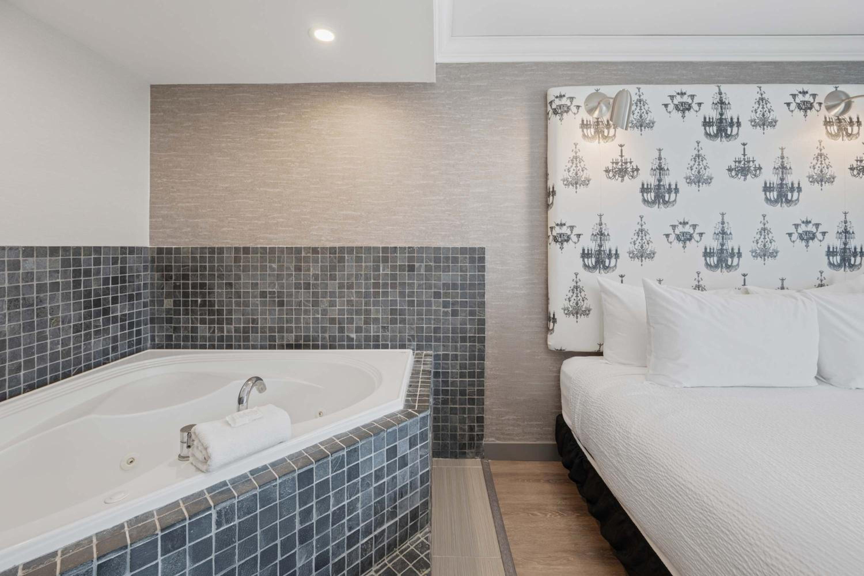 Grand Jacuzzi Suite, 1 King Bed, Sofa Bed, Kitchen - Photo 5