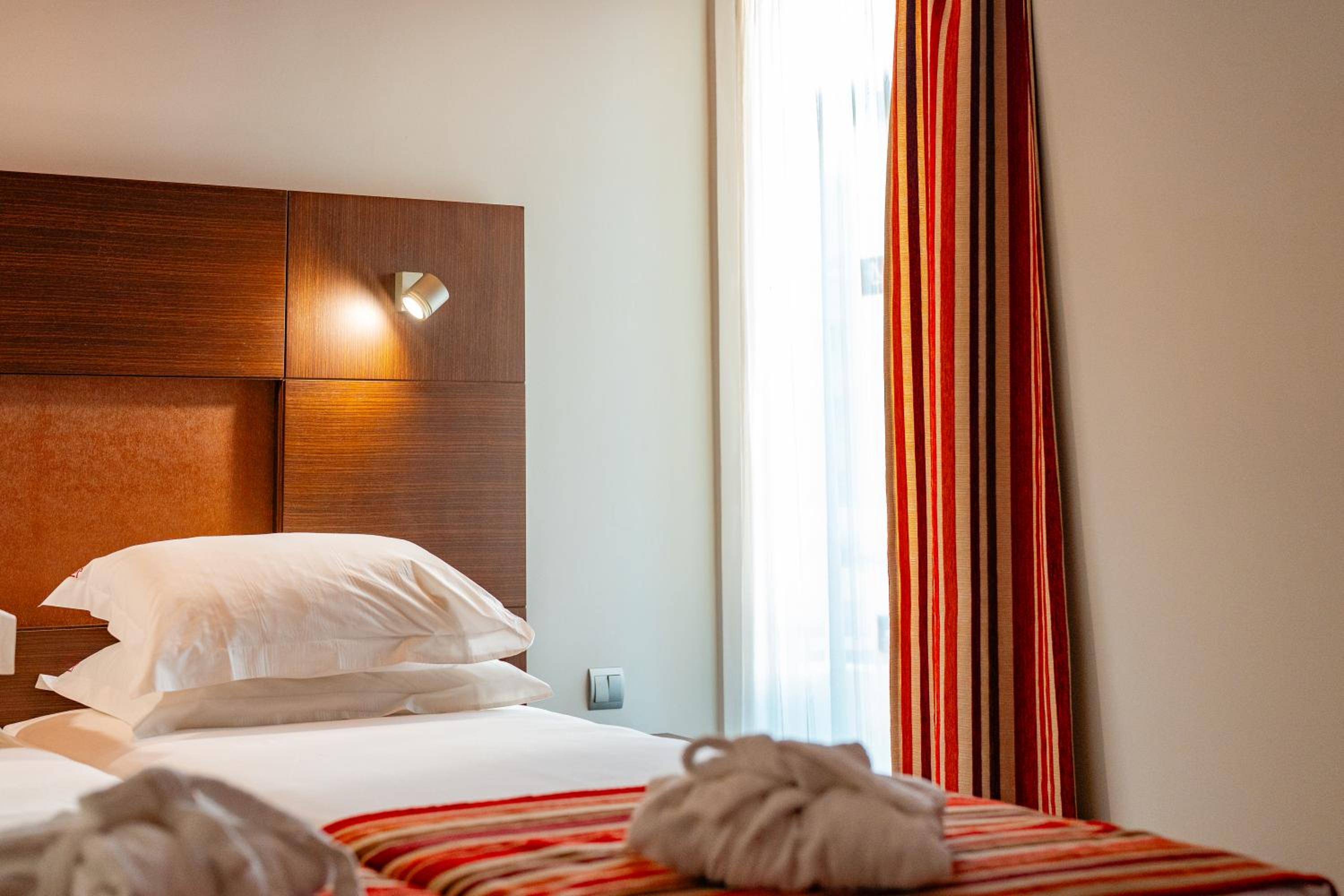 Standard Double or Twin Room with Mountain View - Photo 9