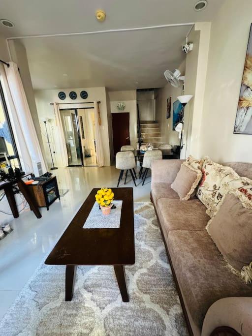 Five-Bedroom House photo 1