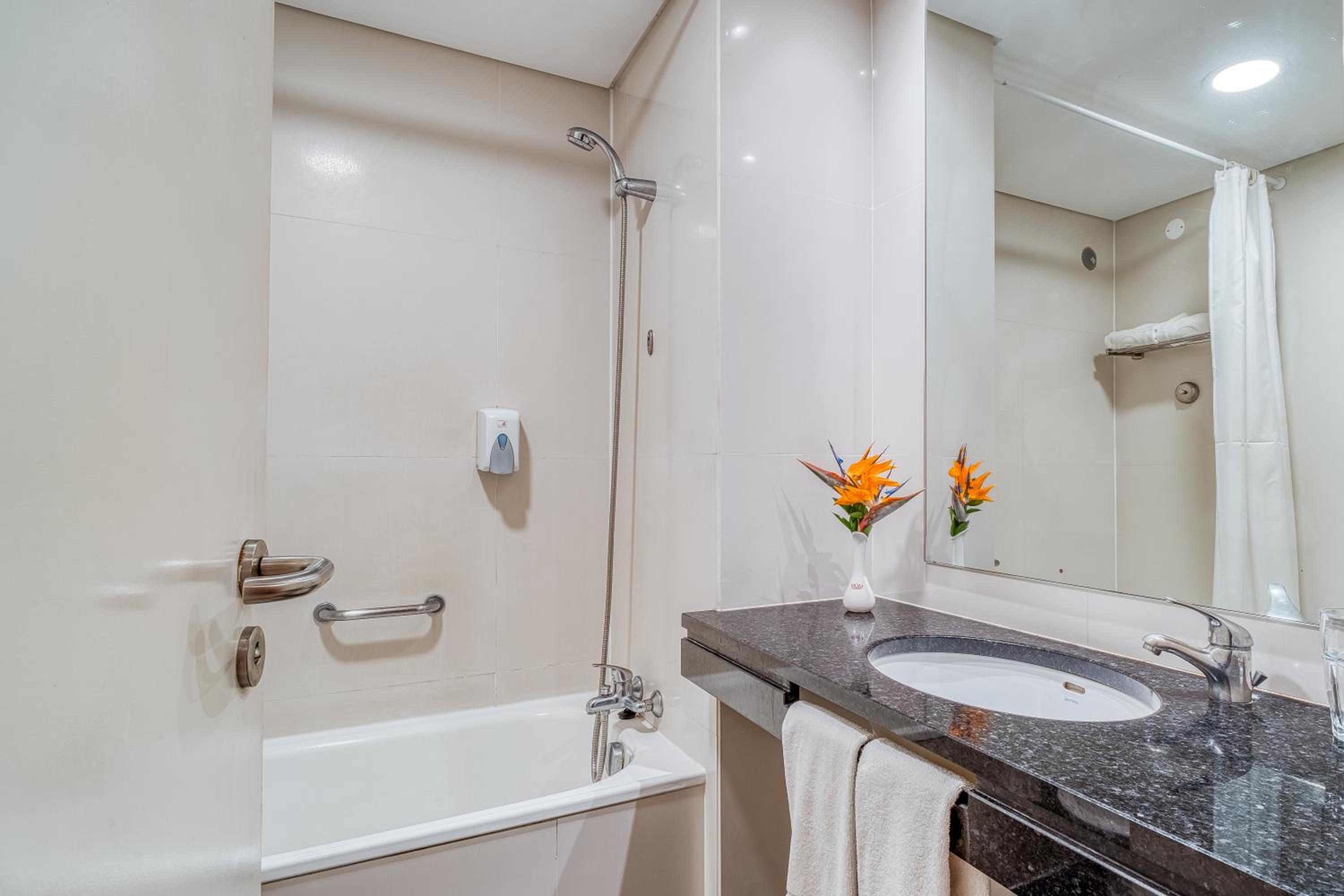 Standard Double or Twin Room with Sea View - Photo 6