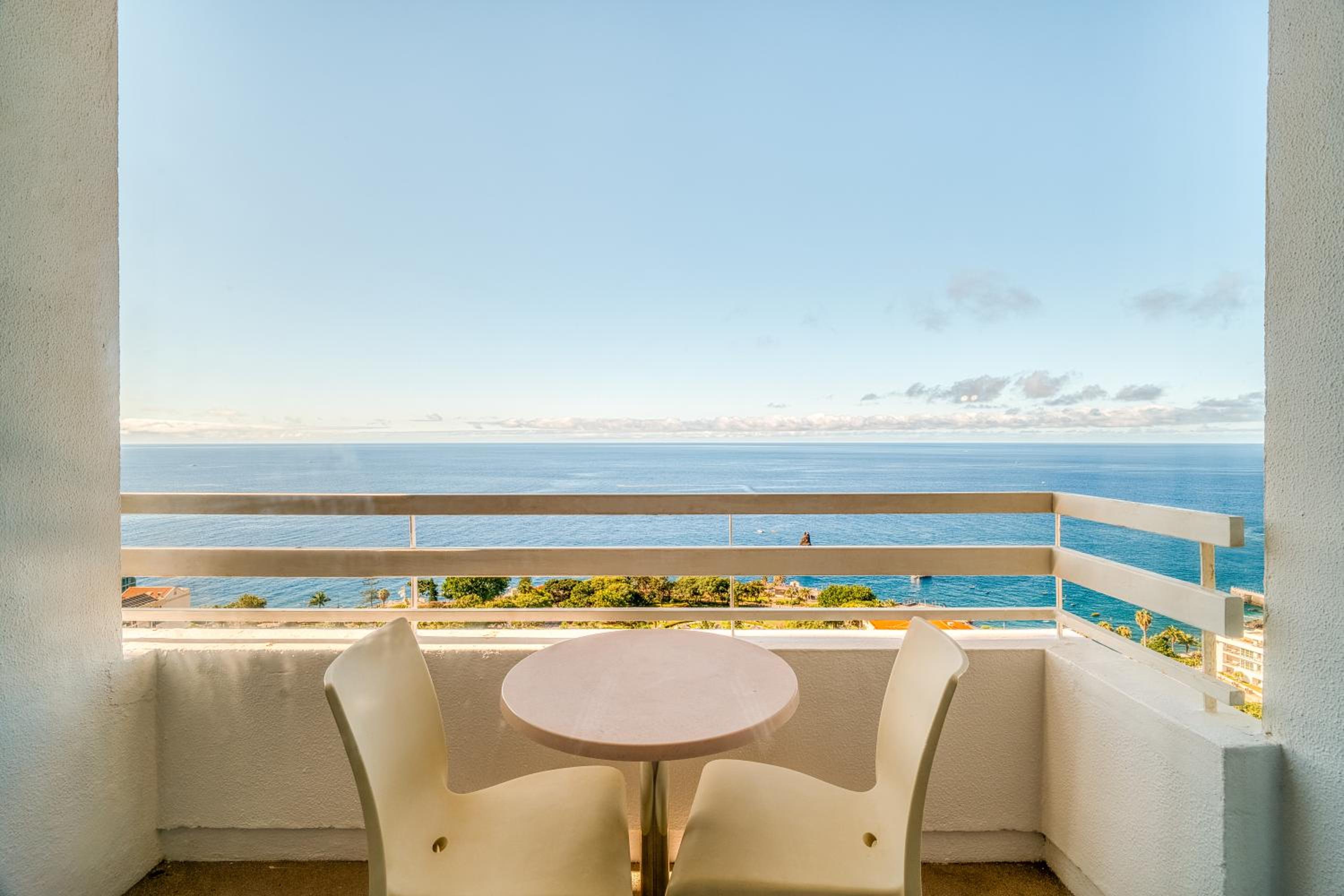 Standard Double or Twin Room with Sea View - Photo 4