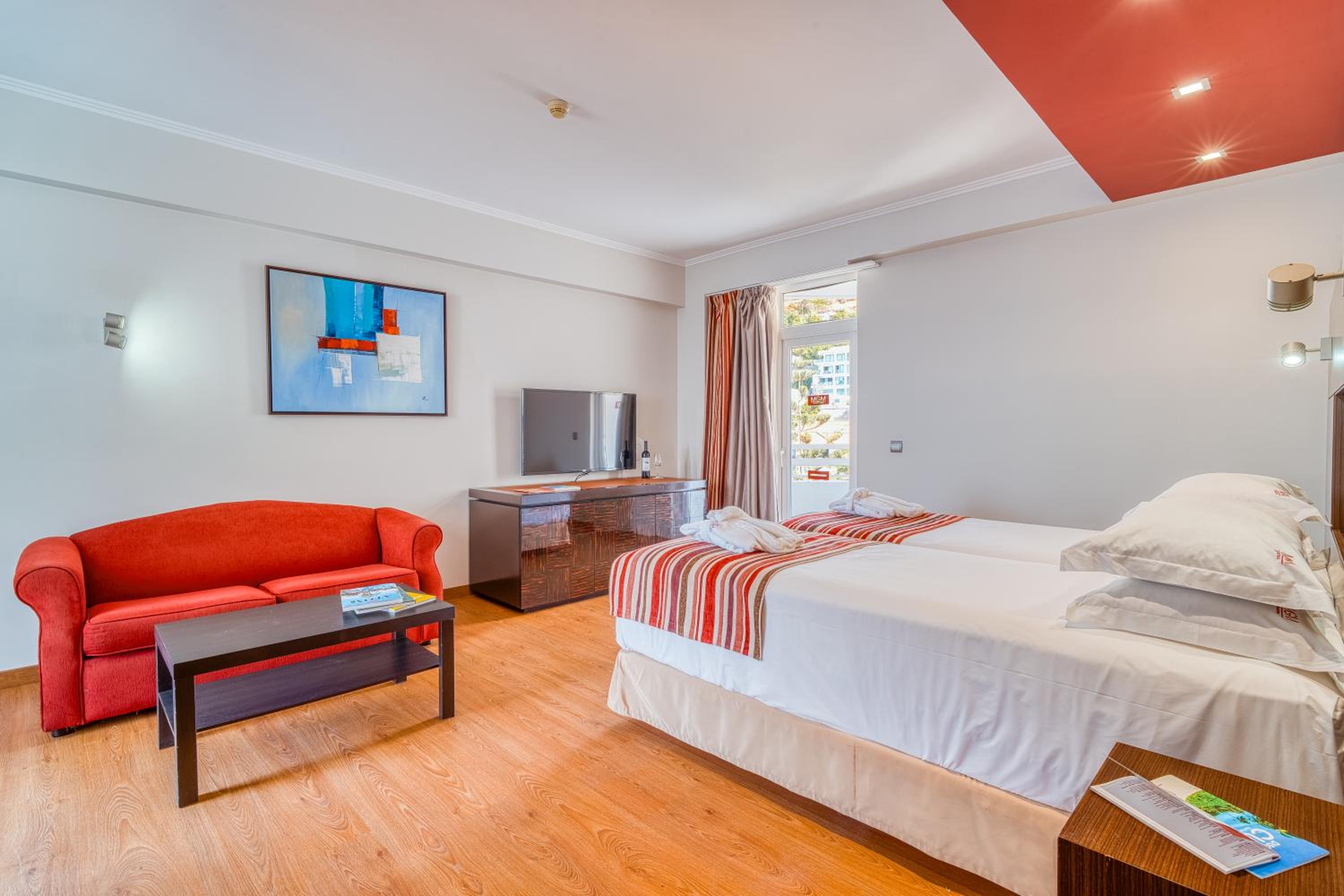 Deluxe Double or Twin Room with Sea View (3 Adults) - Photo 9