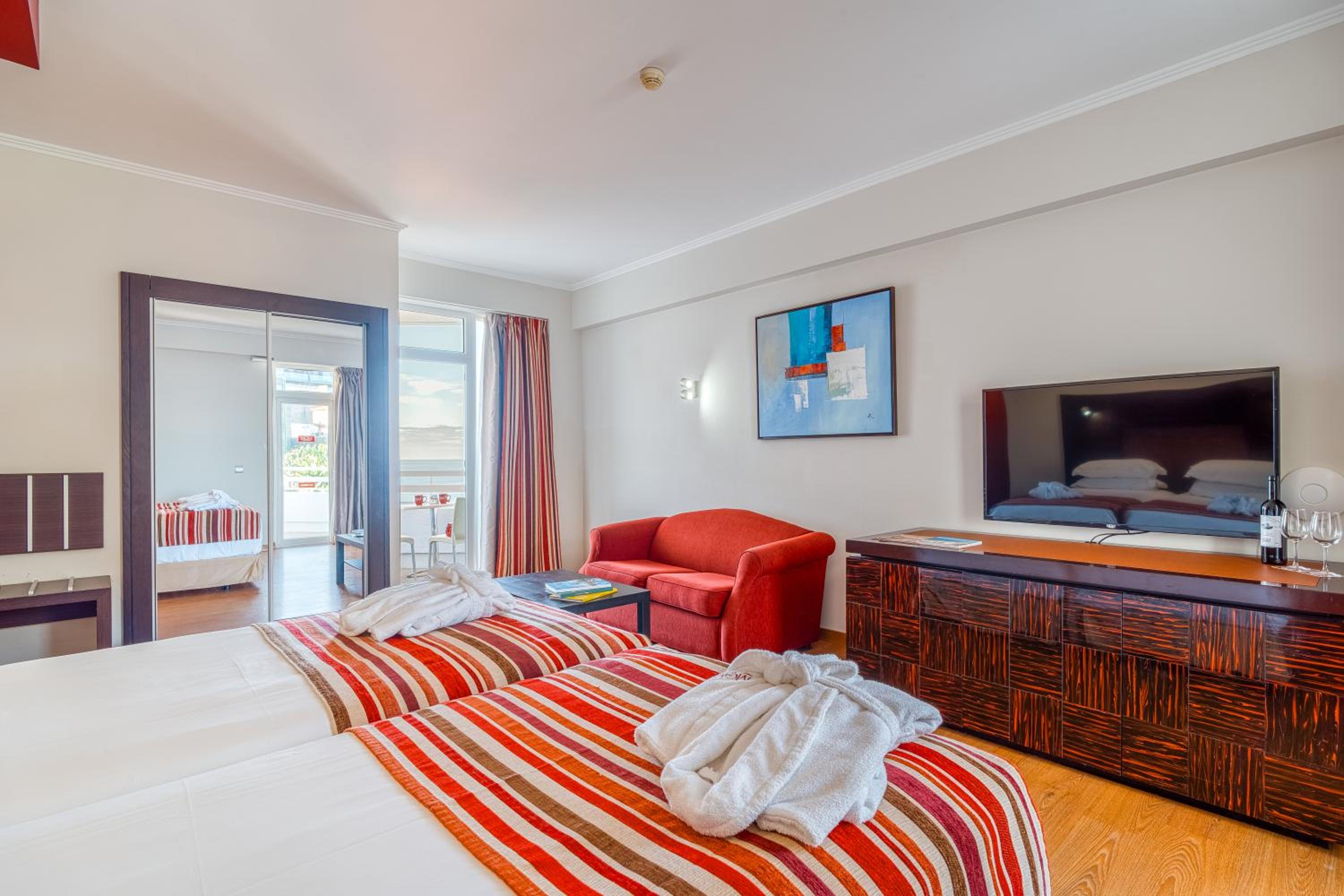 Deluxe Double or Twin Room with Sea View (3 Adults) - Photo 8