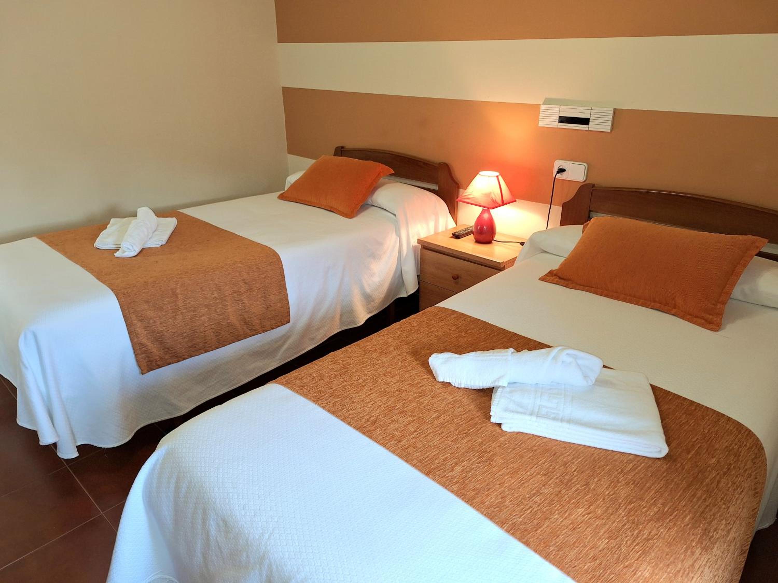 Twin Room with Private External Bathroom photo 2