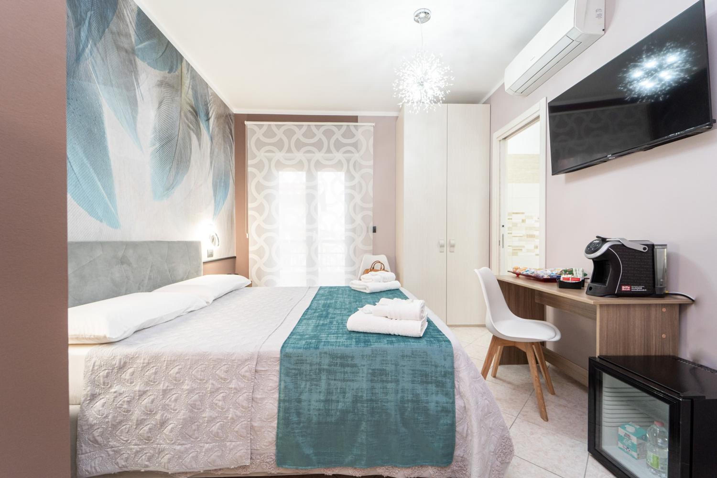 Double Room with Balcony - Photo 10