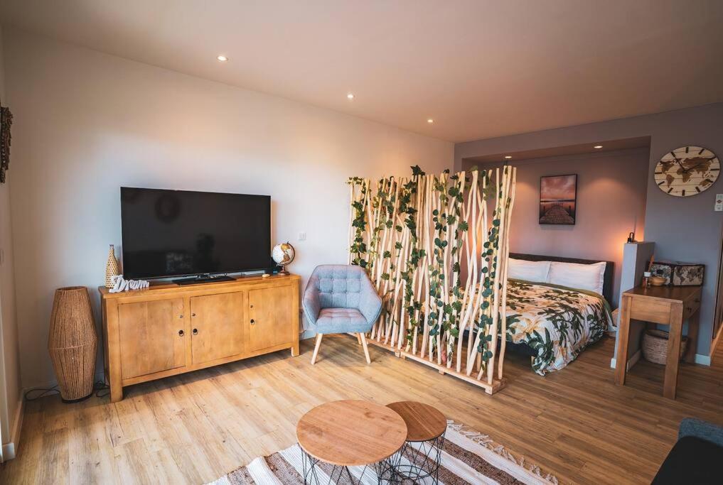One-Bedroom Apartment photo 1