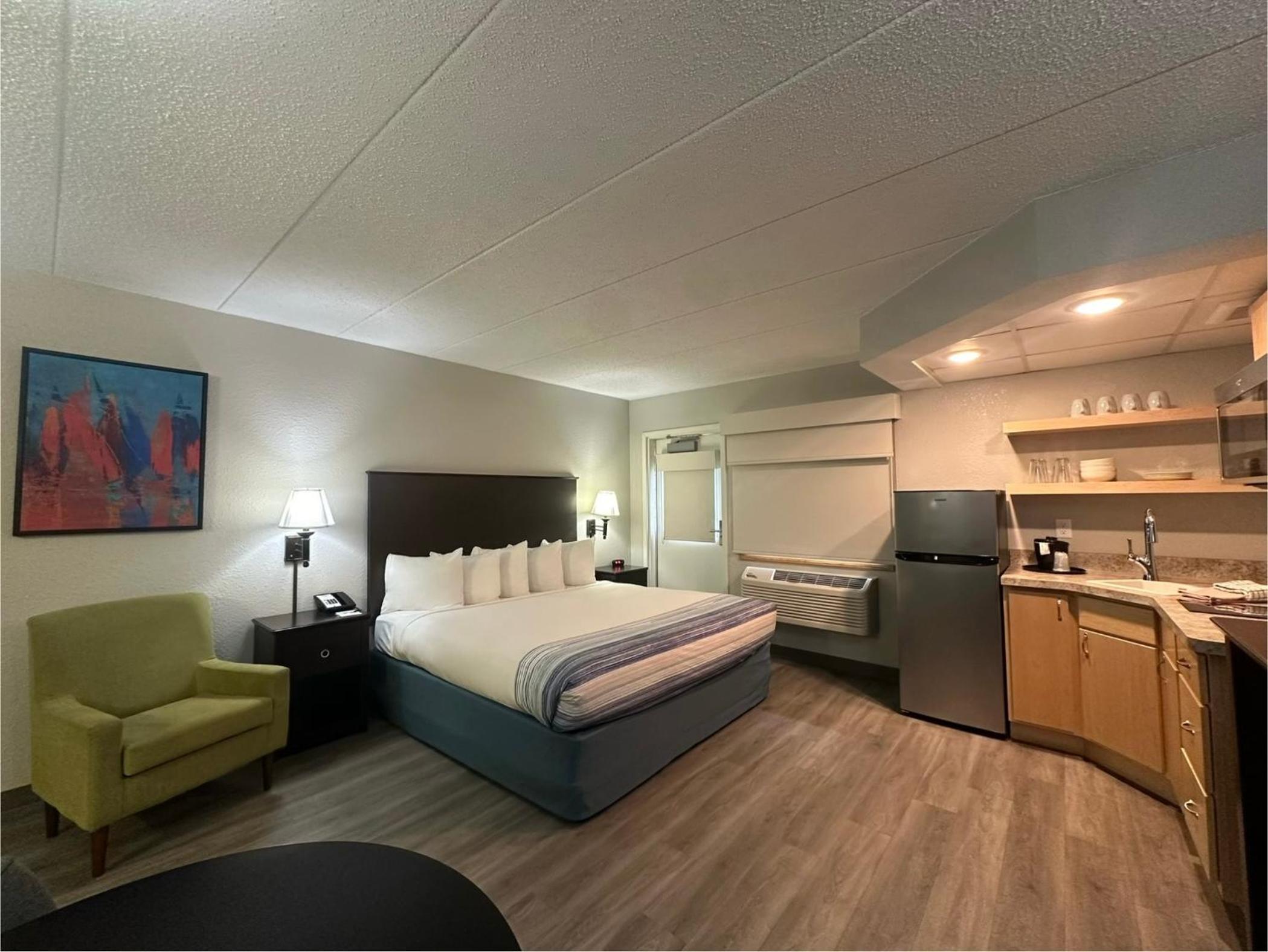 1 King Bed, Efficiency Room, Water View, Upper Floor, Non-Smoking