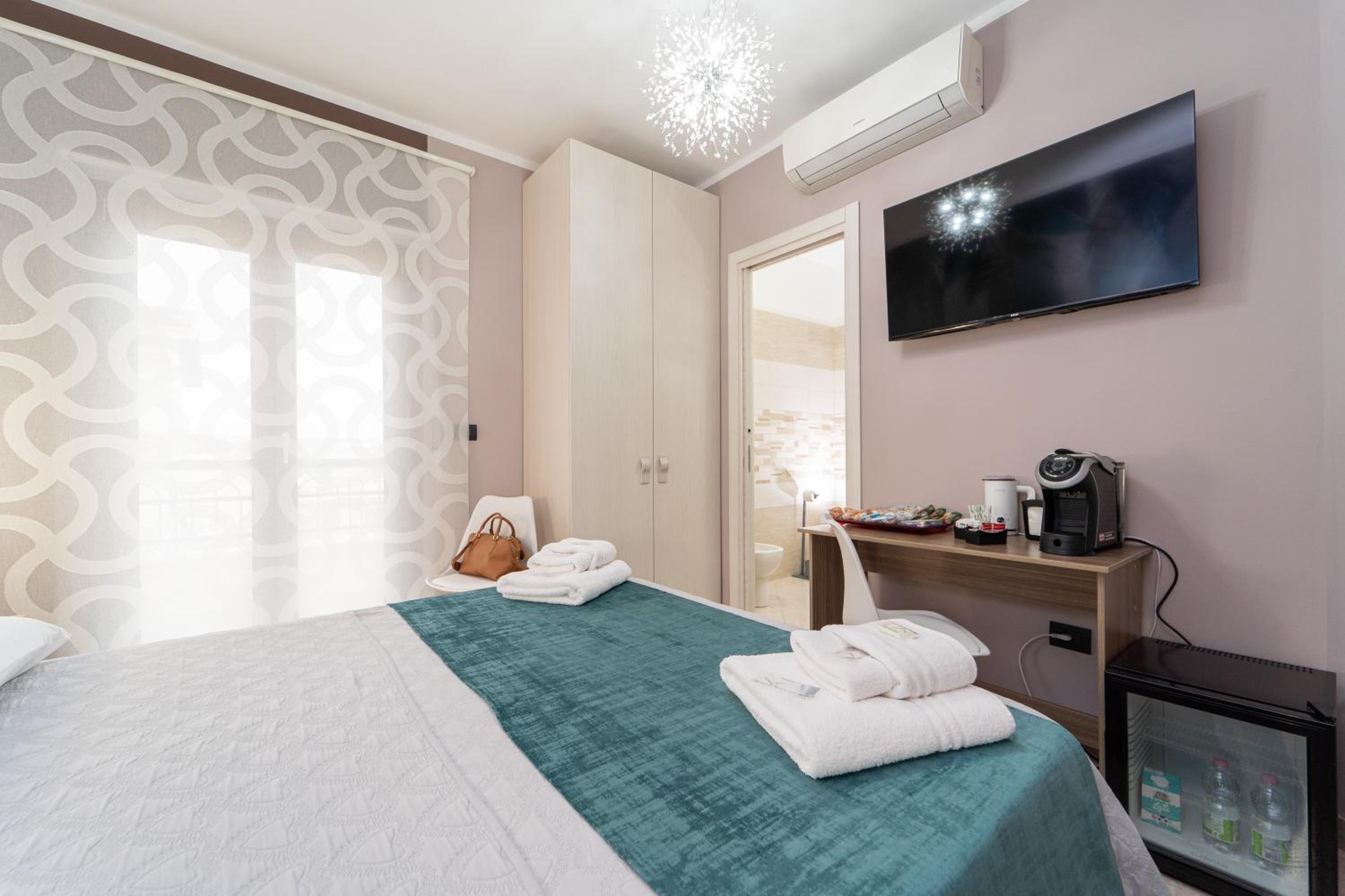 Double Room with Balcony - Photo 9