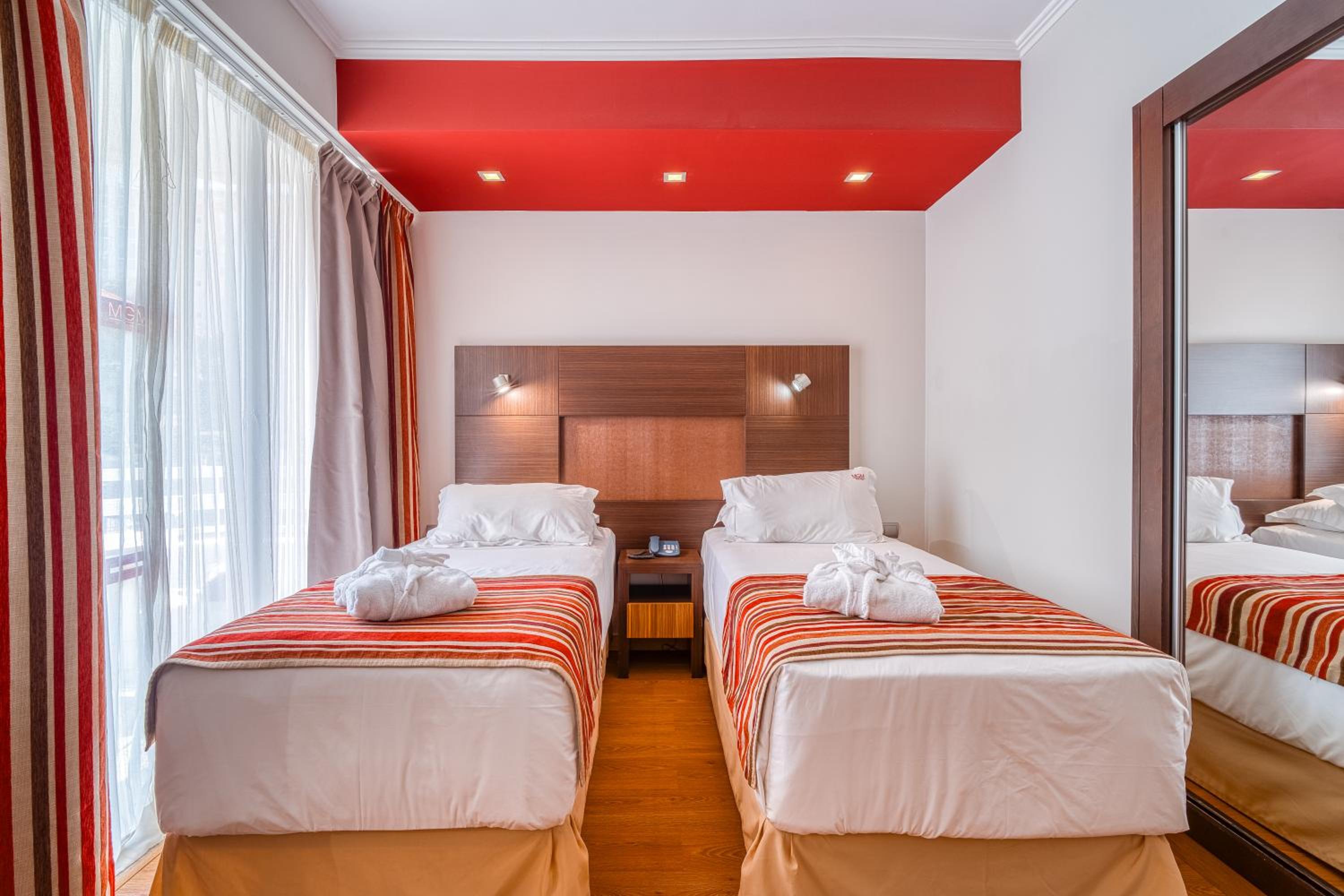 Standard Double or Twin Room with Garden View - Photo 3