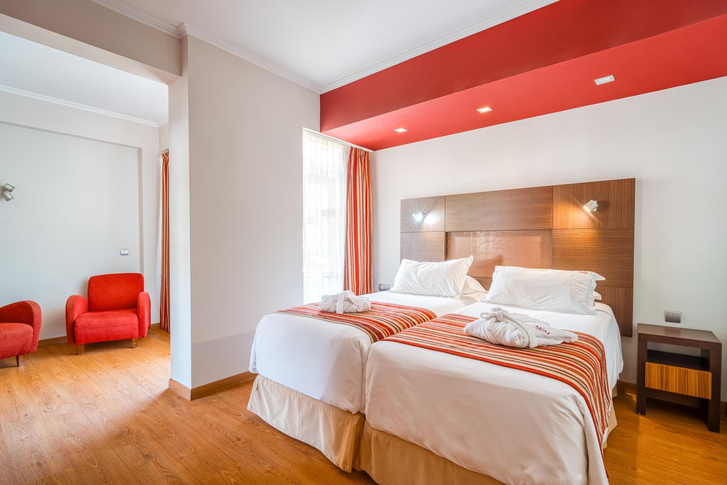 Superior Double or Twin Room with Sea View (2 Adults + 1 Child) - Photo 3