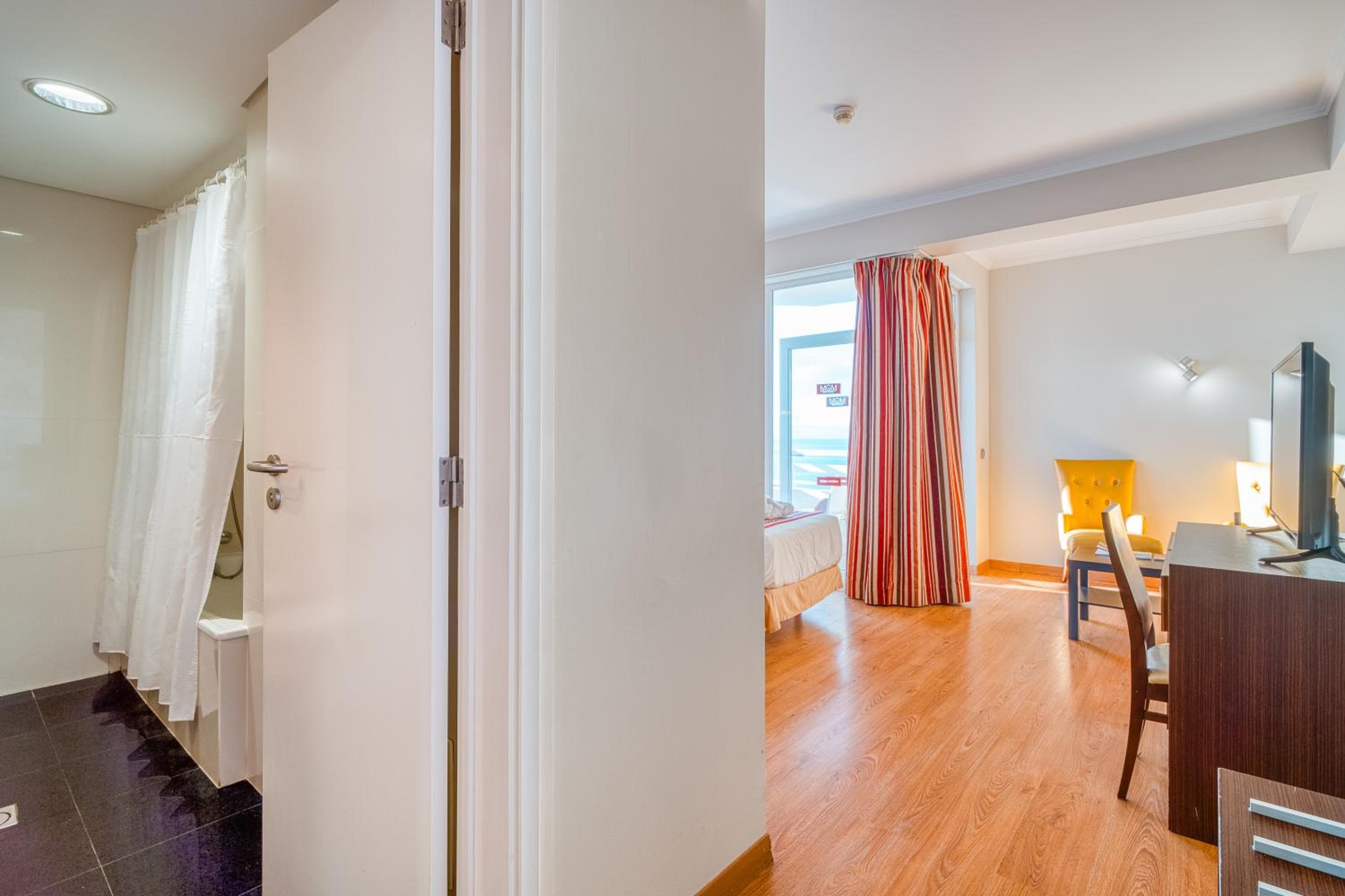Superior Double or Twin Room with Sea View (2 Adults + 1 Child) - Photo 6