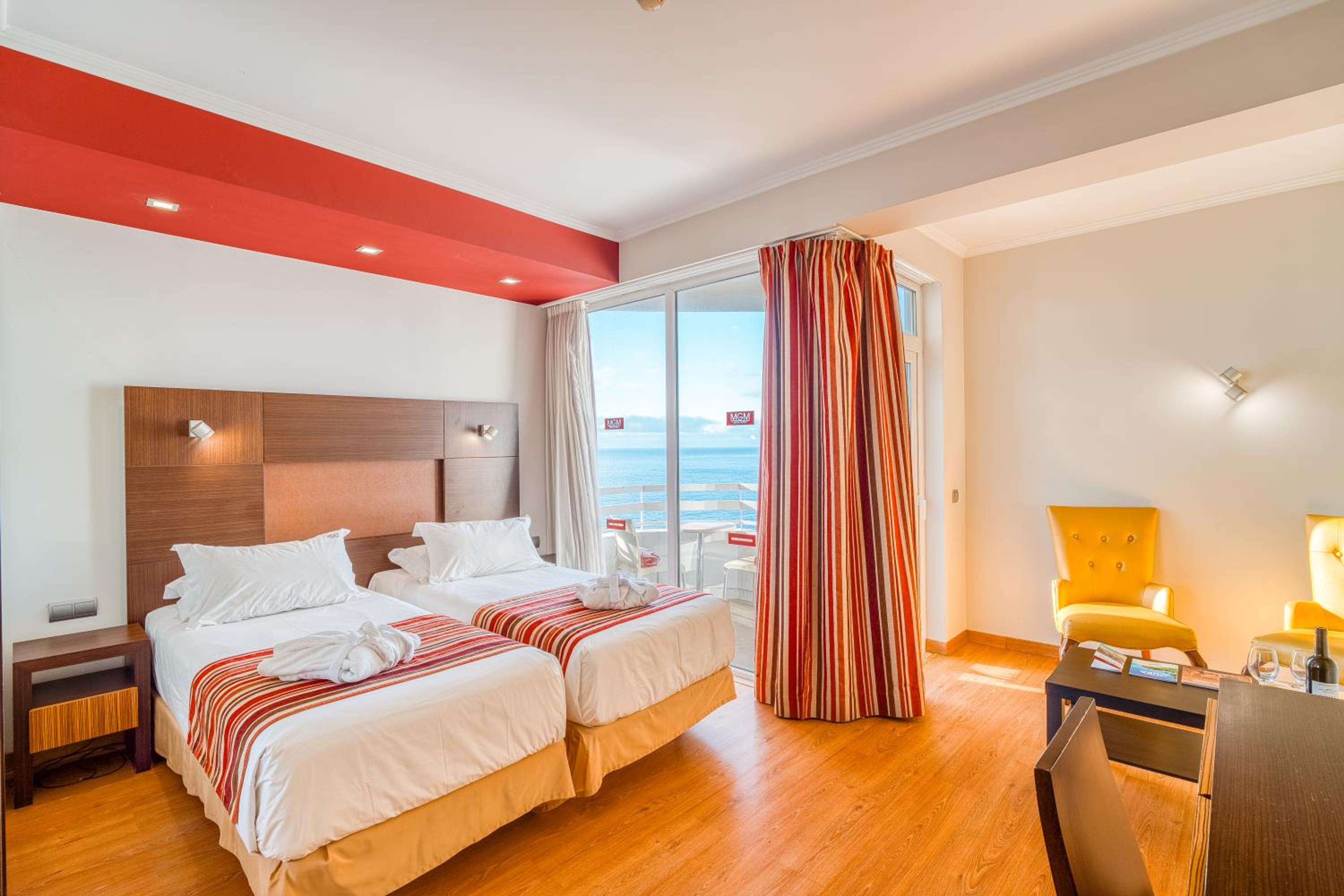 Superior Double or Twin Room with Sea View (2 Adults + 1 Child) - Photo 1