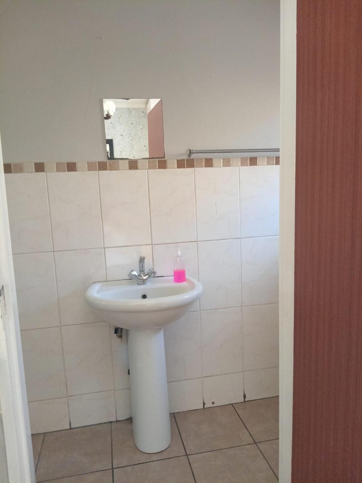 Double Room with Private Bathroom - Photo 5