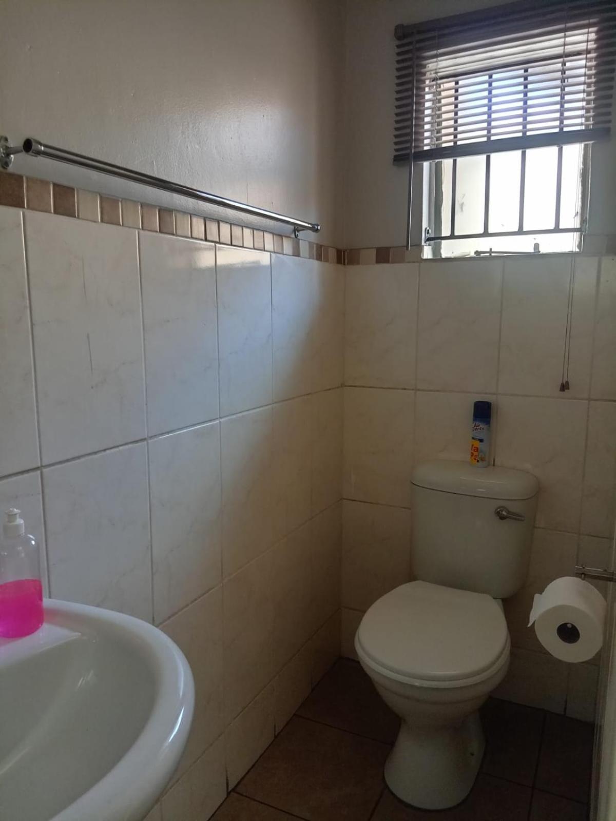 Double Room with Private Bathroom - Photo 7
