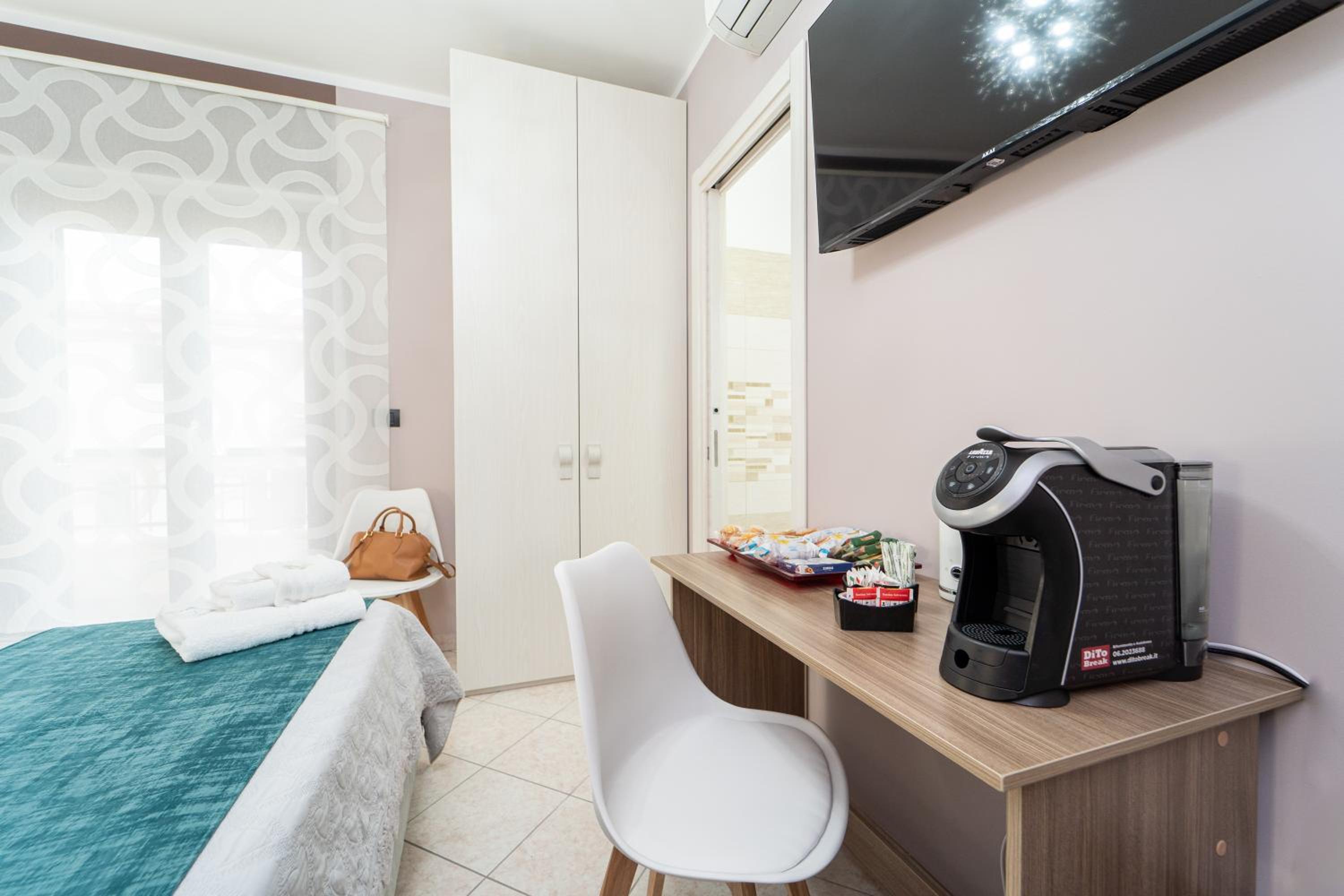 Double Room with Balcony - Photo 2