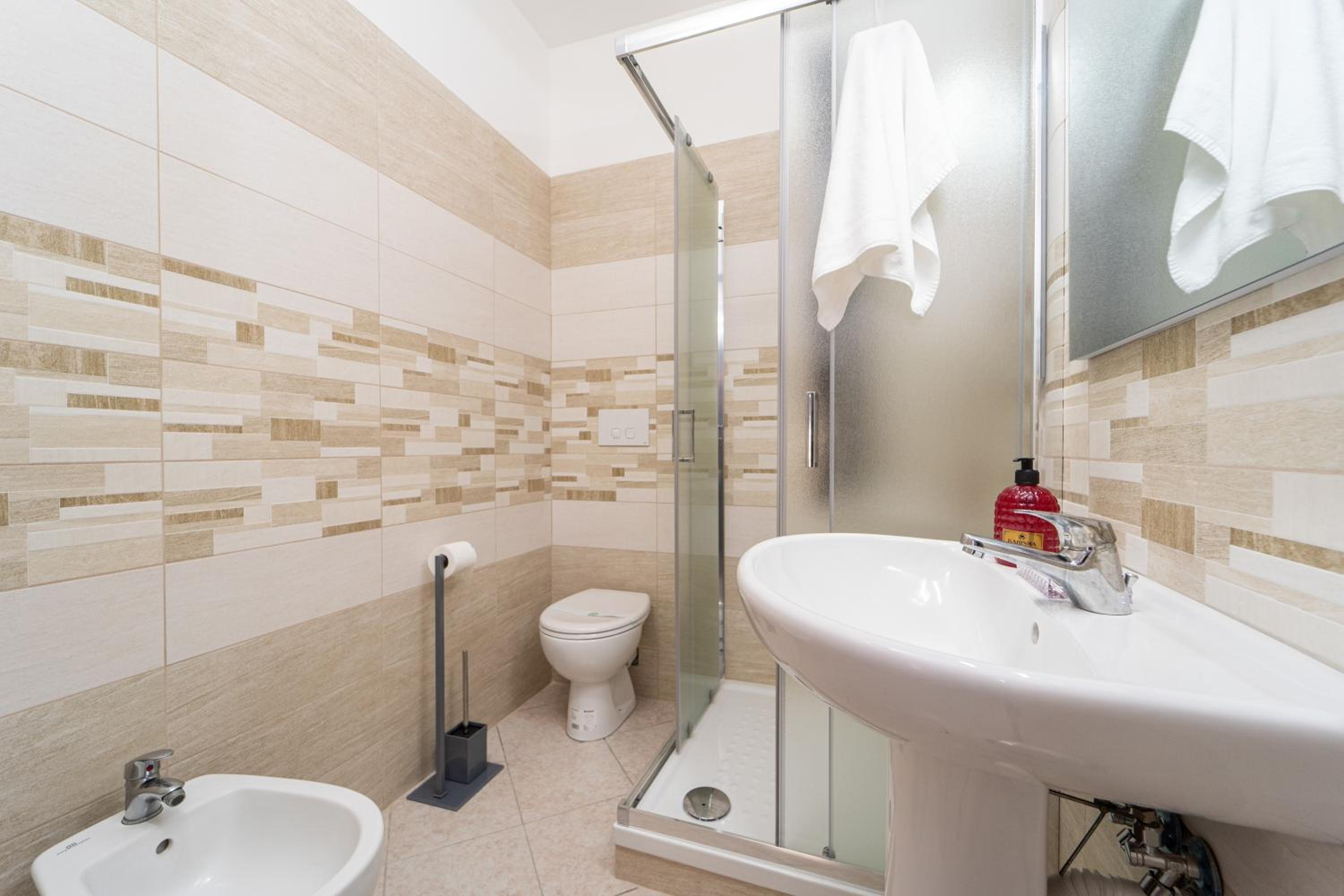 Double Room with Balcony - Photo 3