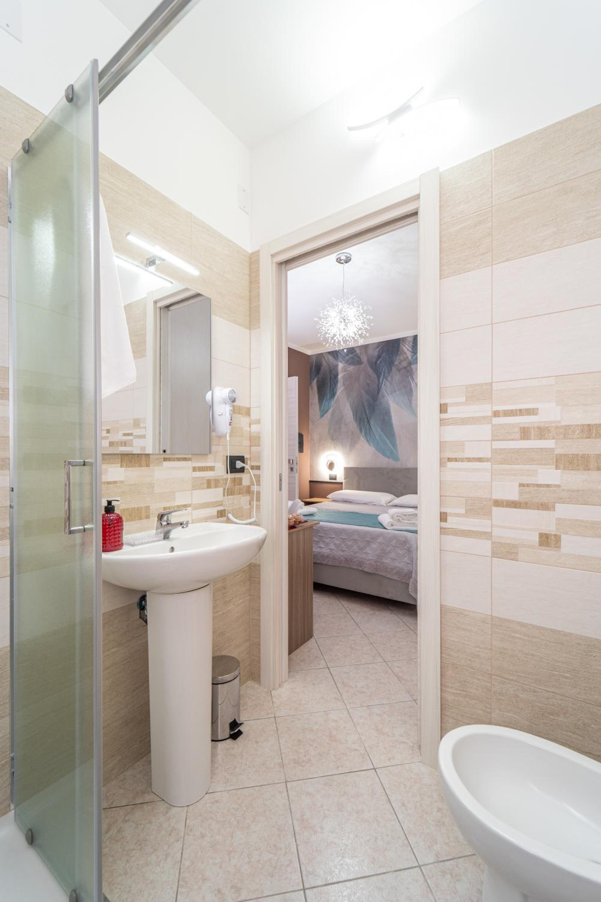 Double Room with Balcony - Photo 4