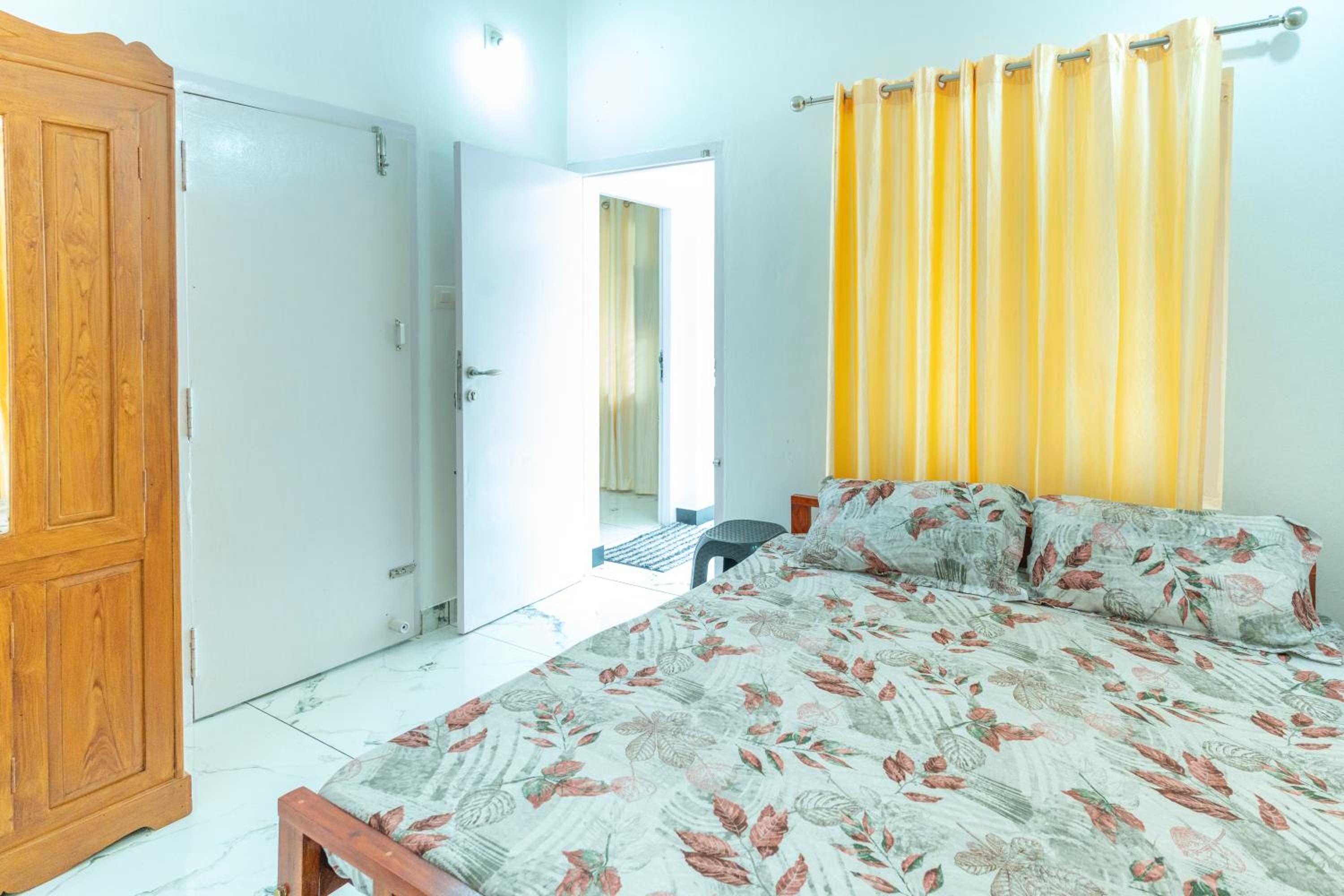 Double or Twin Room with Private Bathroom - Photo 7