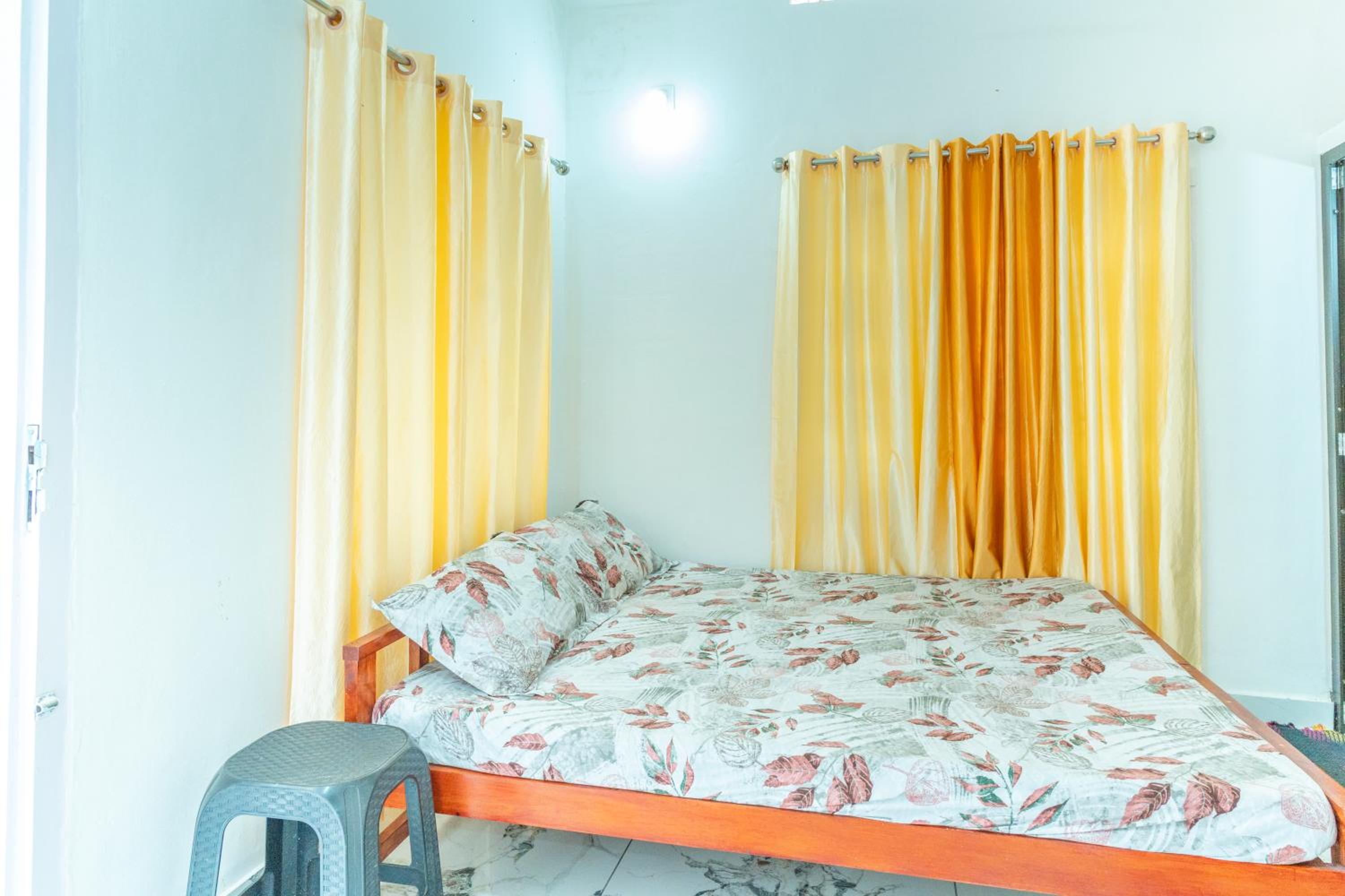 Double or Twin Room with Private Bathroom - Photo 6