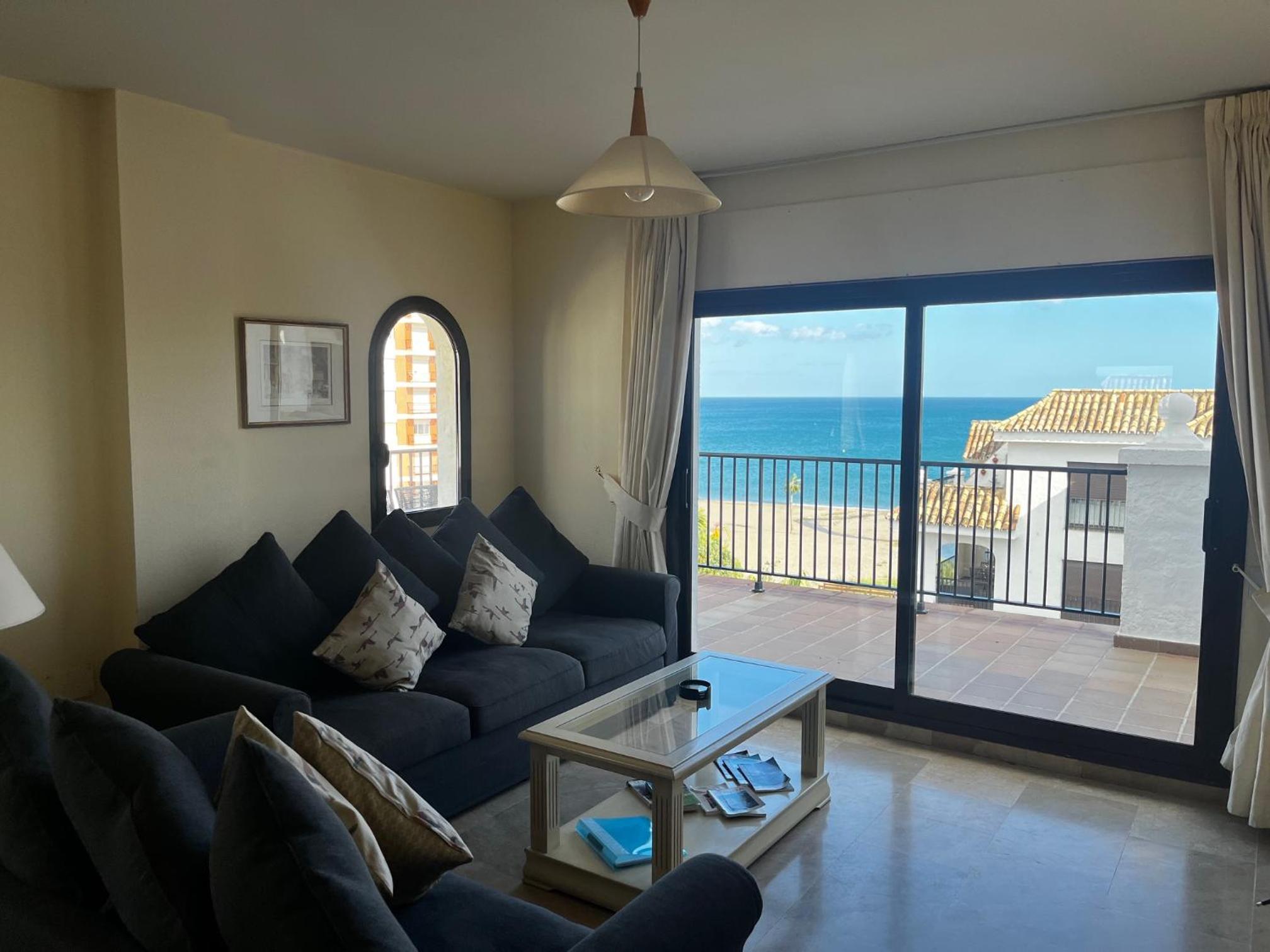 Apartamento de tres habitaciones con vista al mar