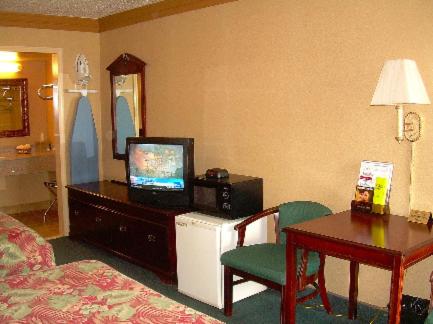 Queen Room with Two Queen Beds - Photo 3