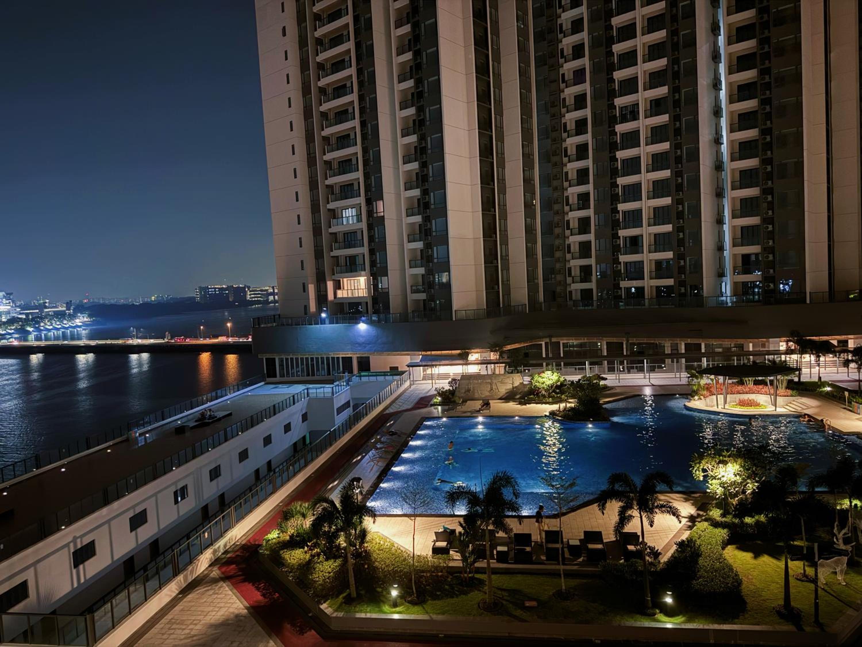 Deluxe One-Bedroom Apartment with Ocean View