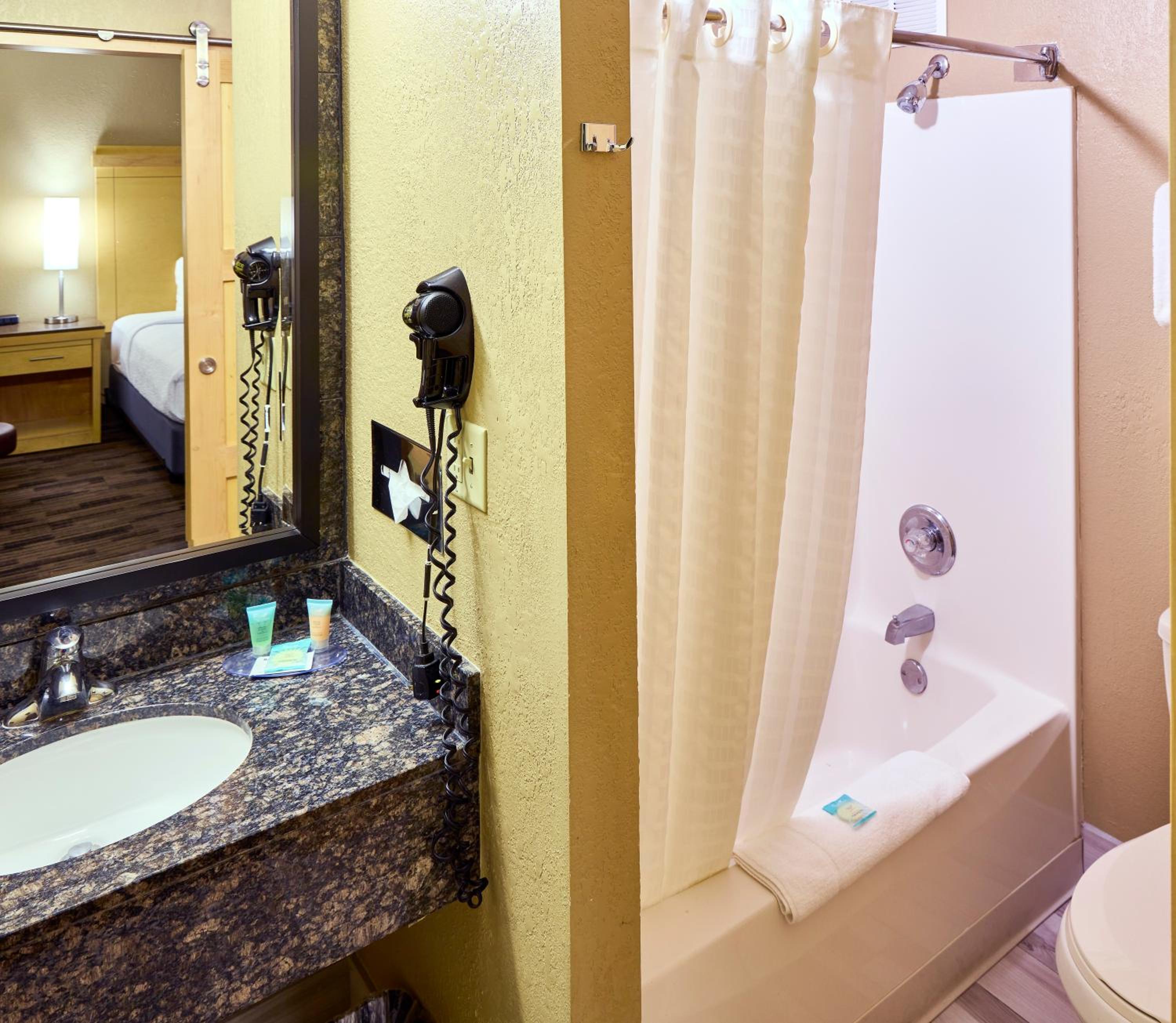 Premium King Room - Non-Smoking - Photo 2