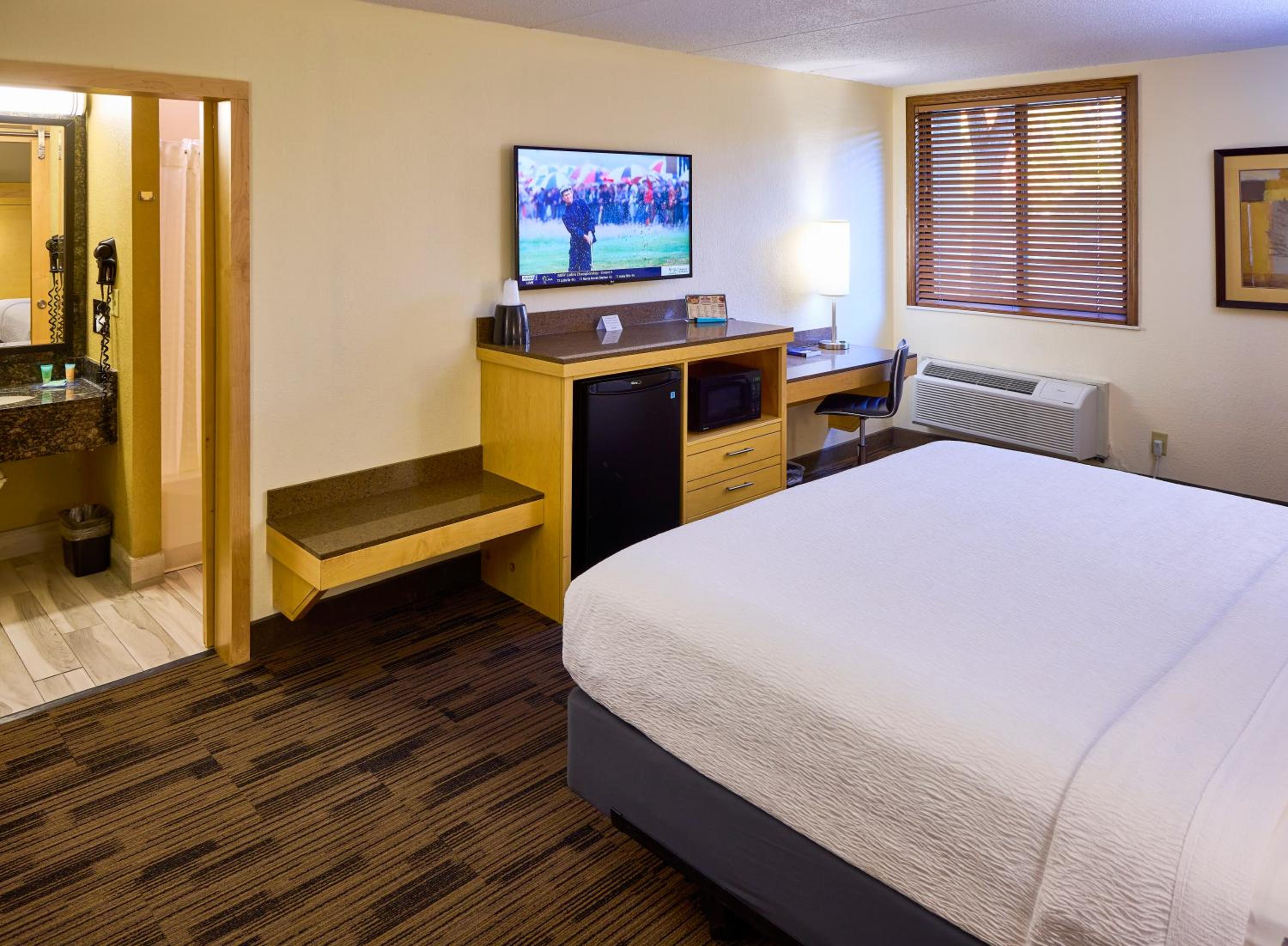 Premium King Room - Non-Smoking - Photo 3