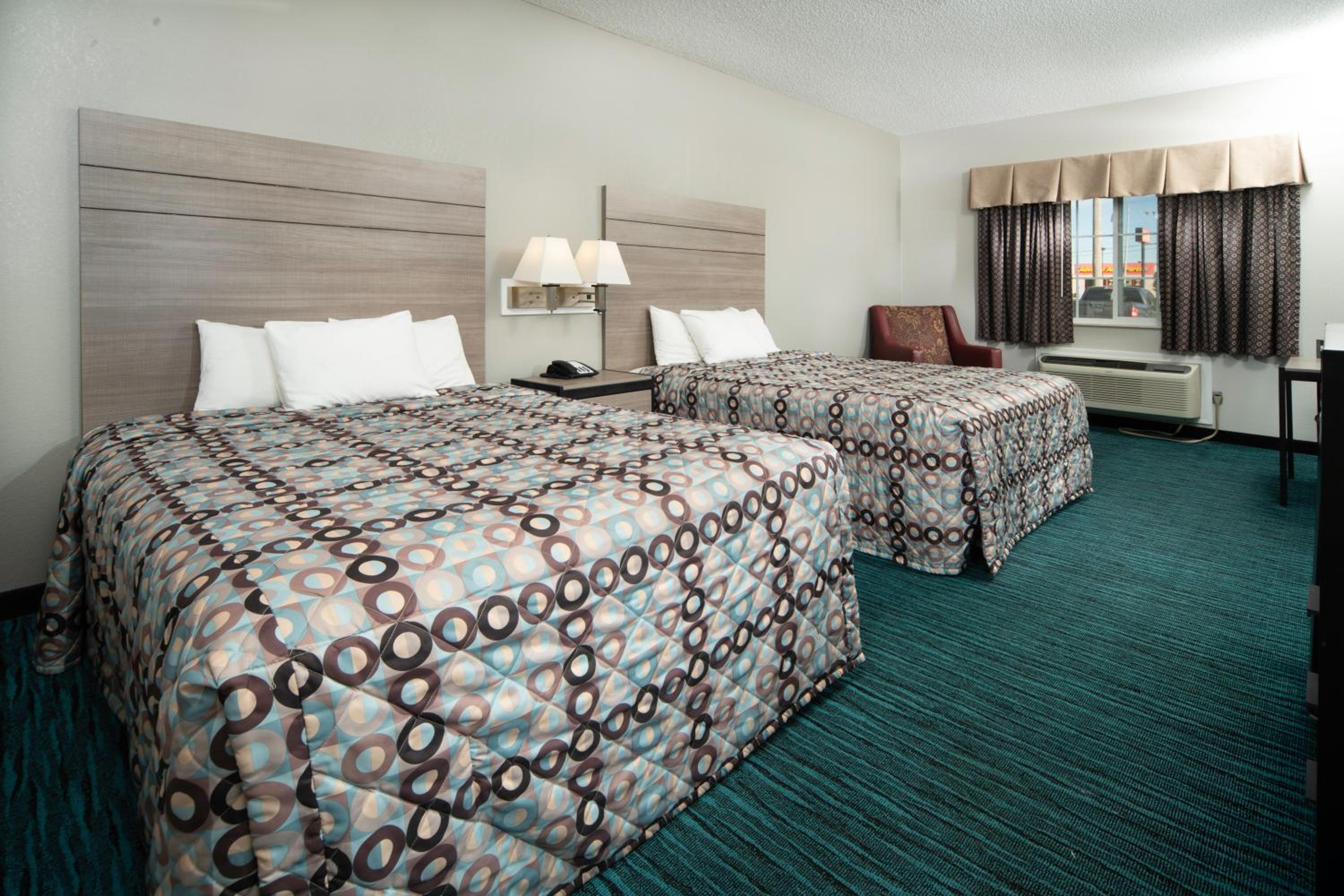 Queen Room with Two Queen Beds - Non-Smoking - Photo 1
