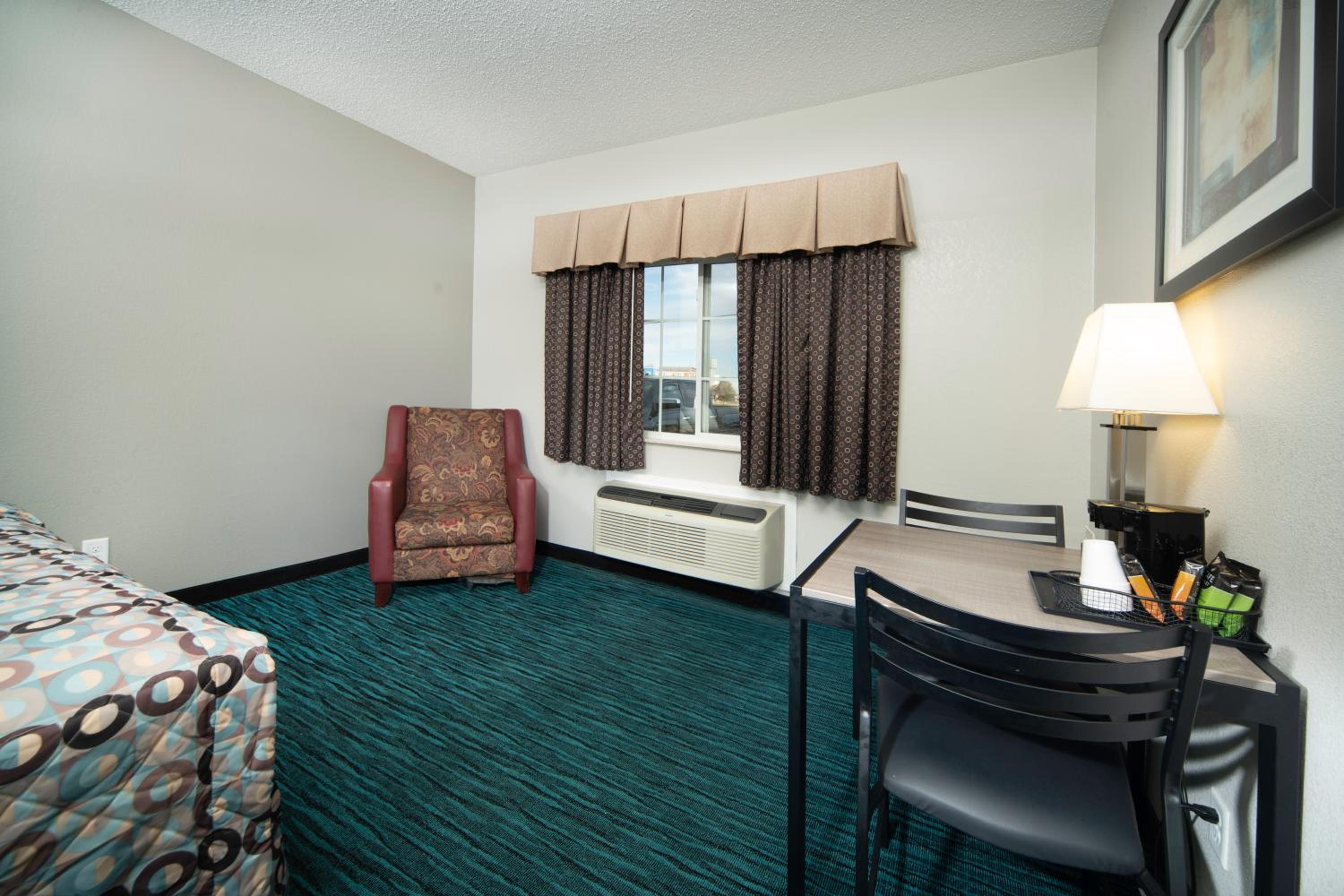 Queen Room with Two Queen Beds - Non-Smoking - Photo 3