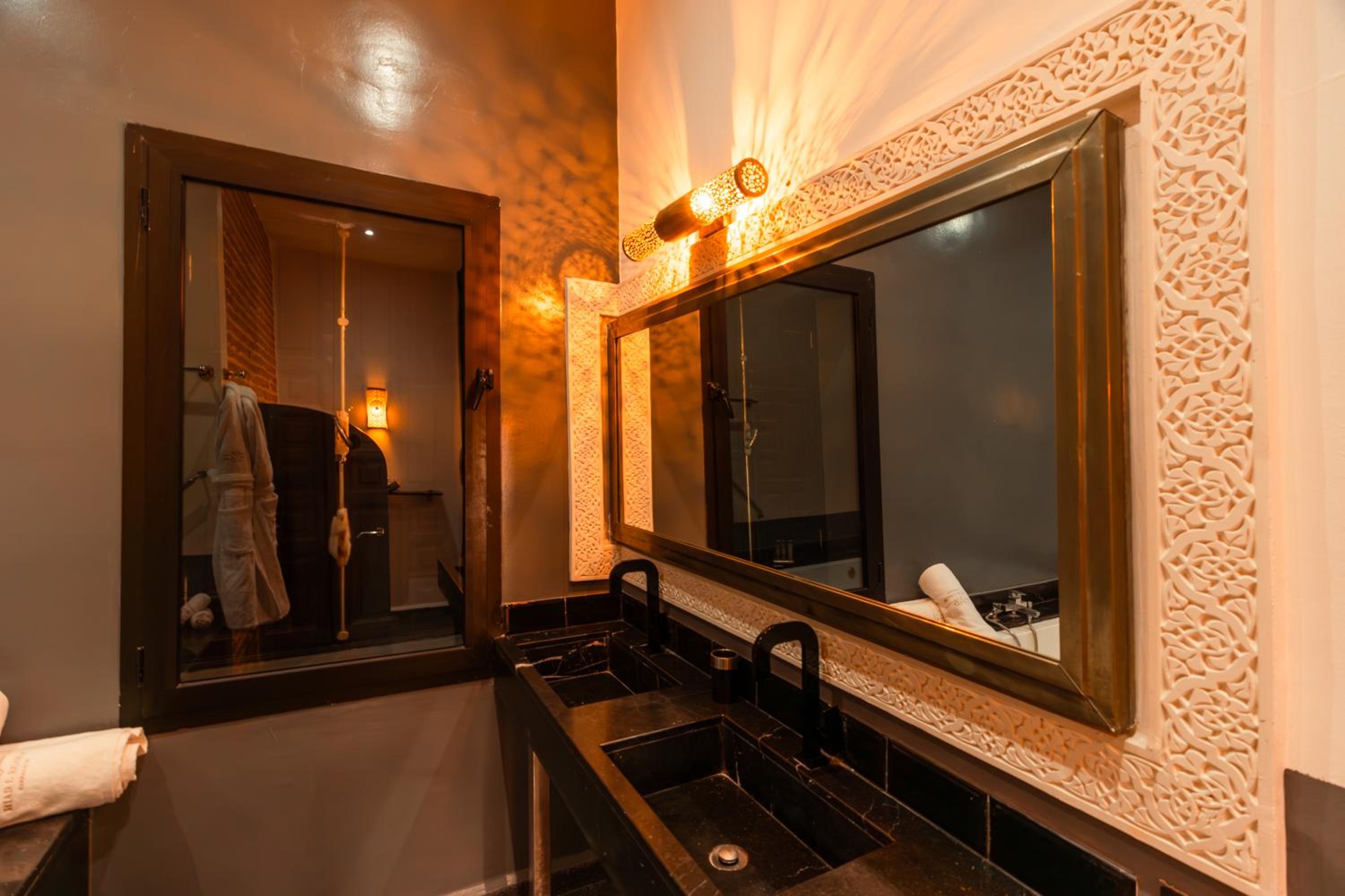 Deluxe Queen Room - Photo 28