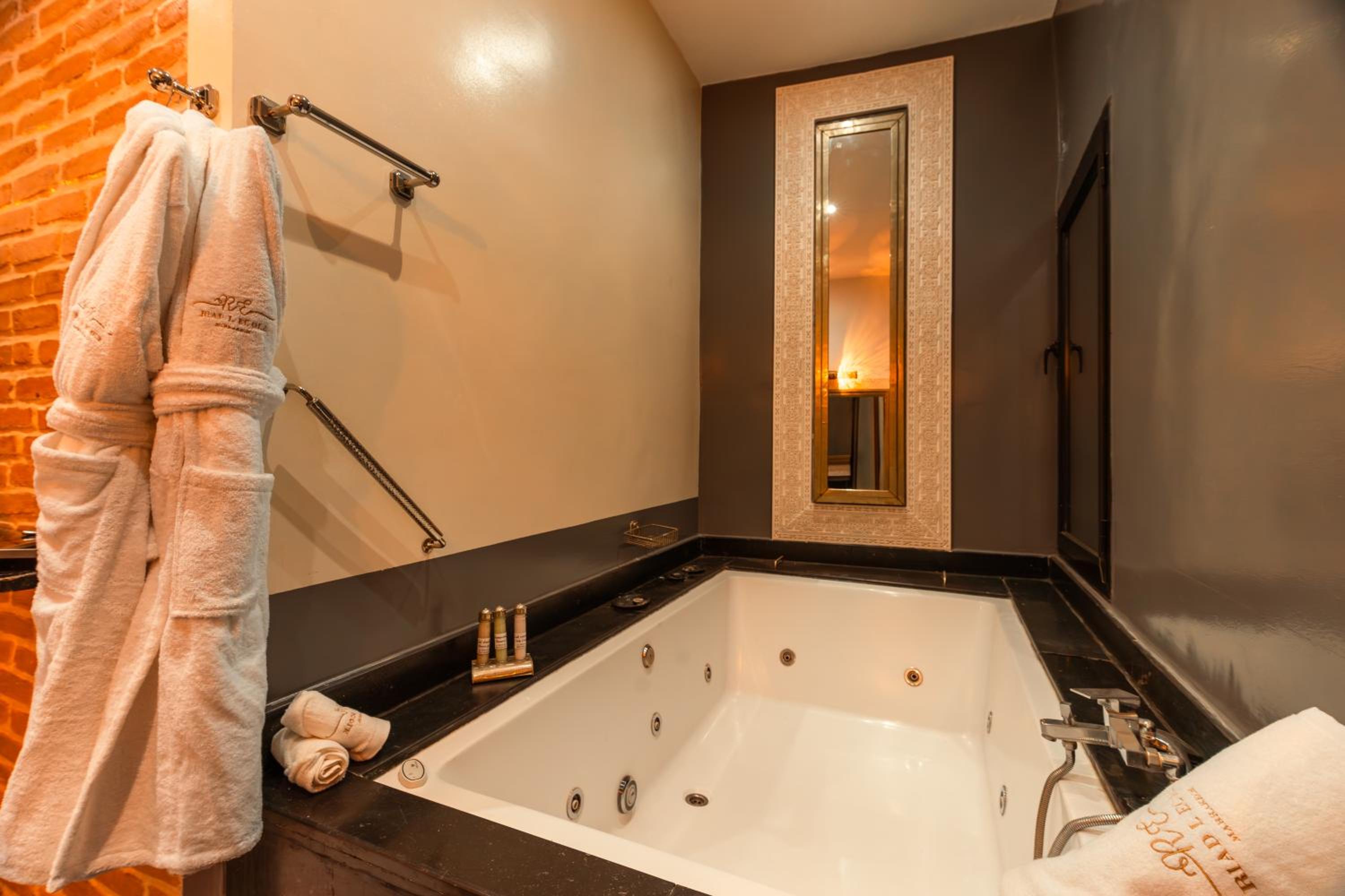 Deluxe Queen Room - Photo 5