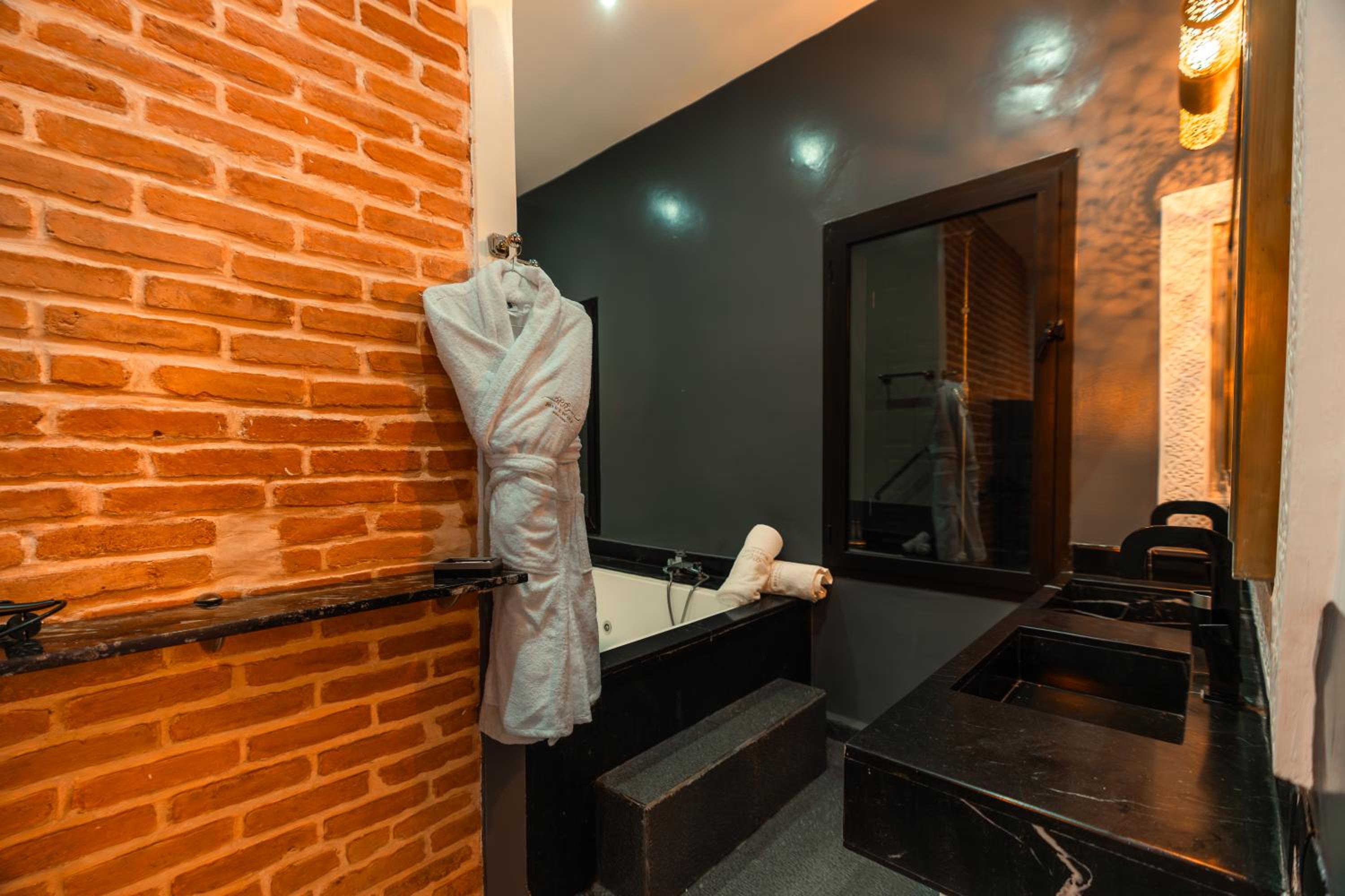 Deluxe Queen Room - Photo 26