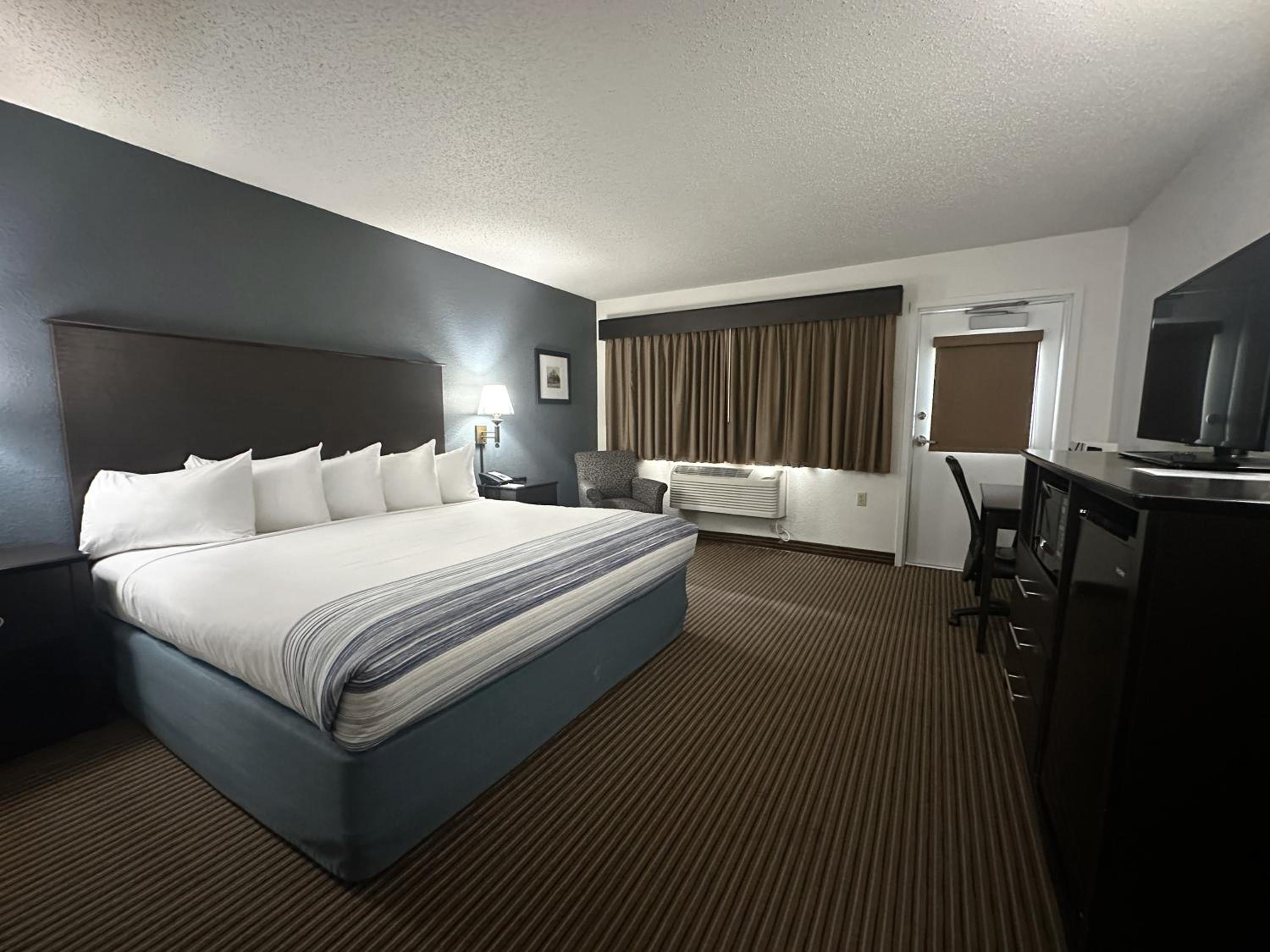 Deluxe King Room - Non-Smoking