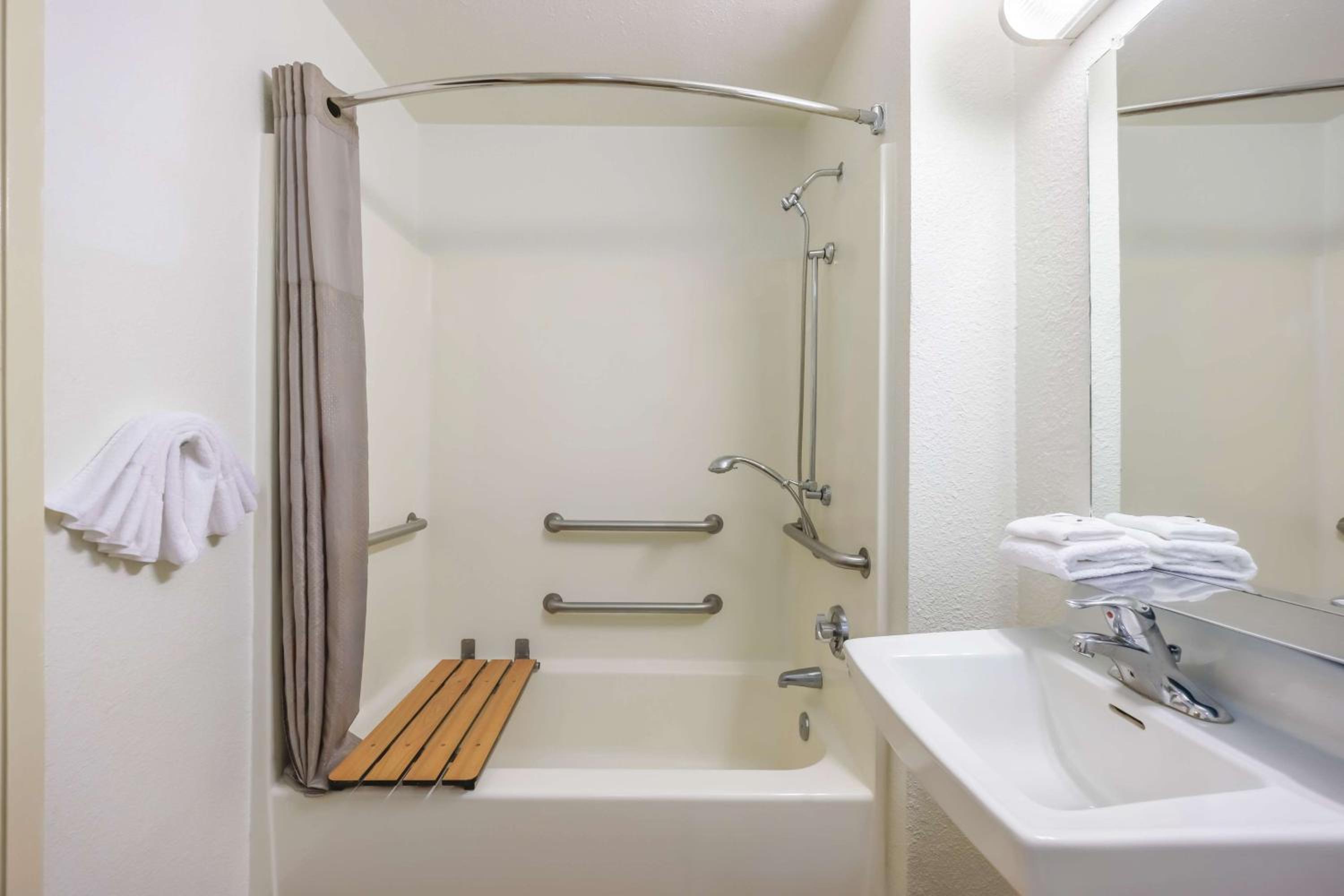 Double Room - Disability Access - Non-Smoking photo 3