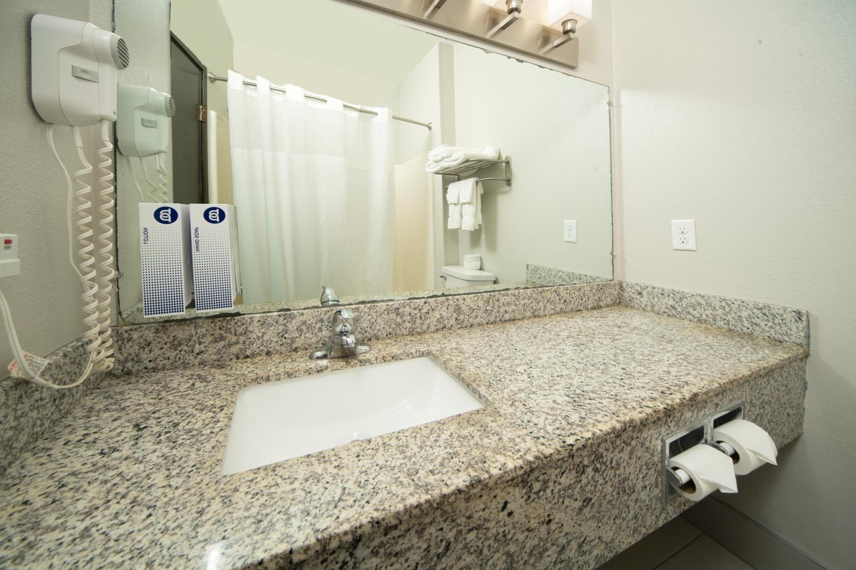 King Suite - Non-Smoking - Photo 8