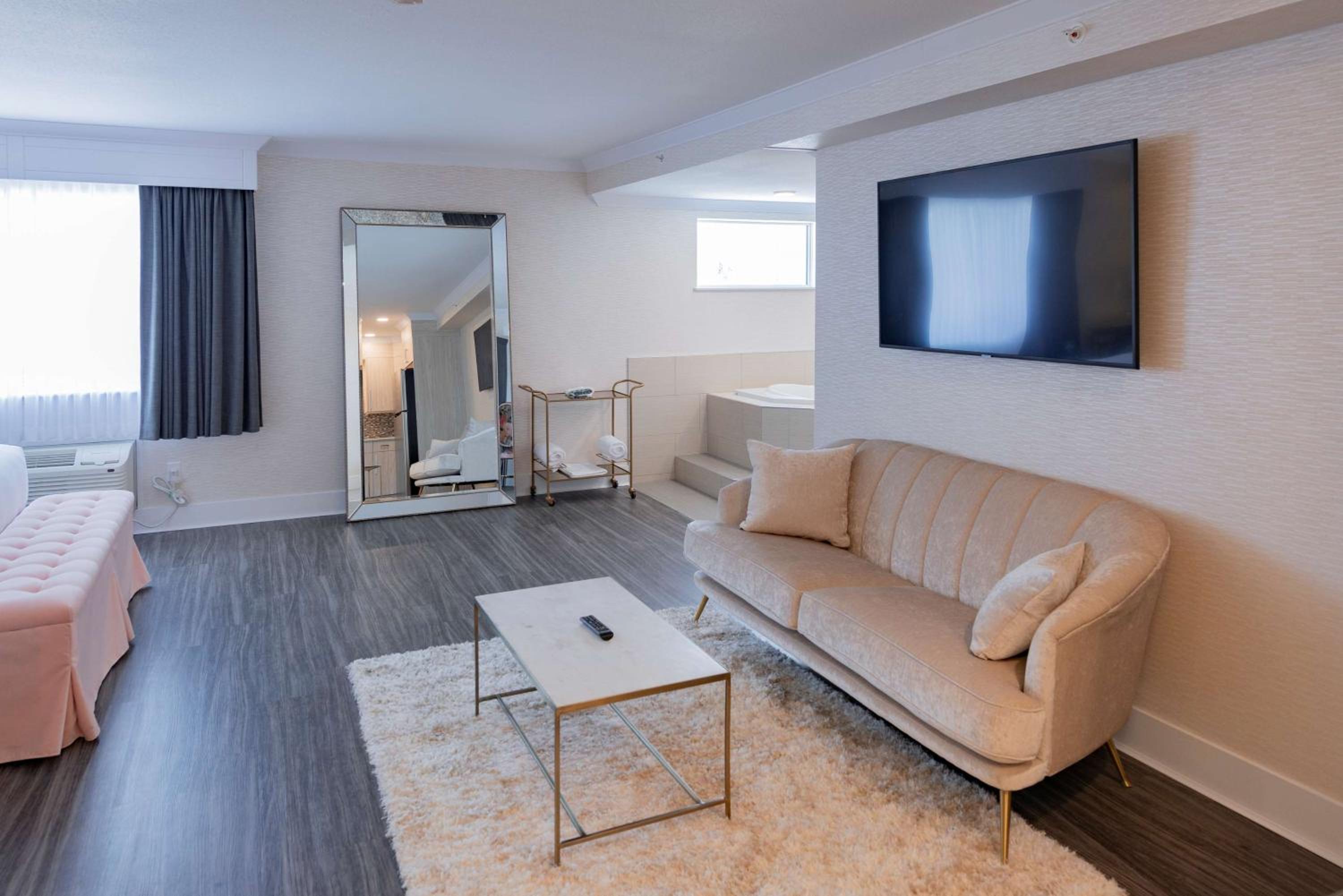 King Suite with Hot Tub photo 1