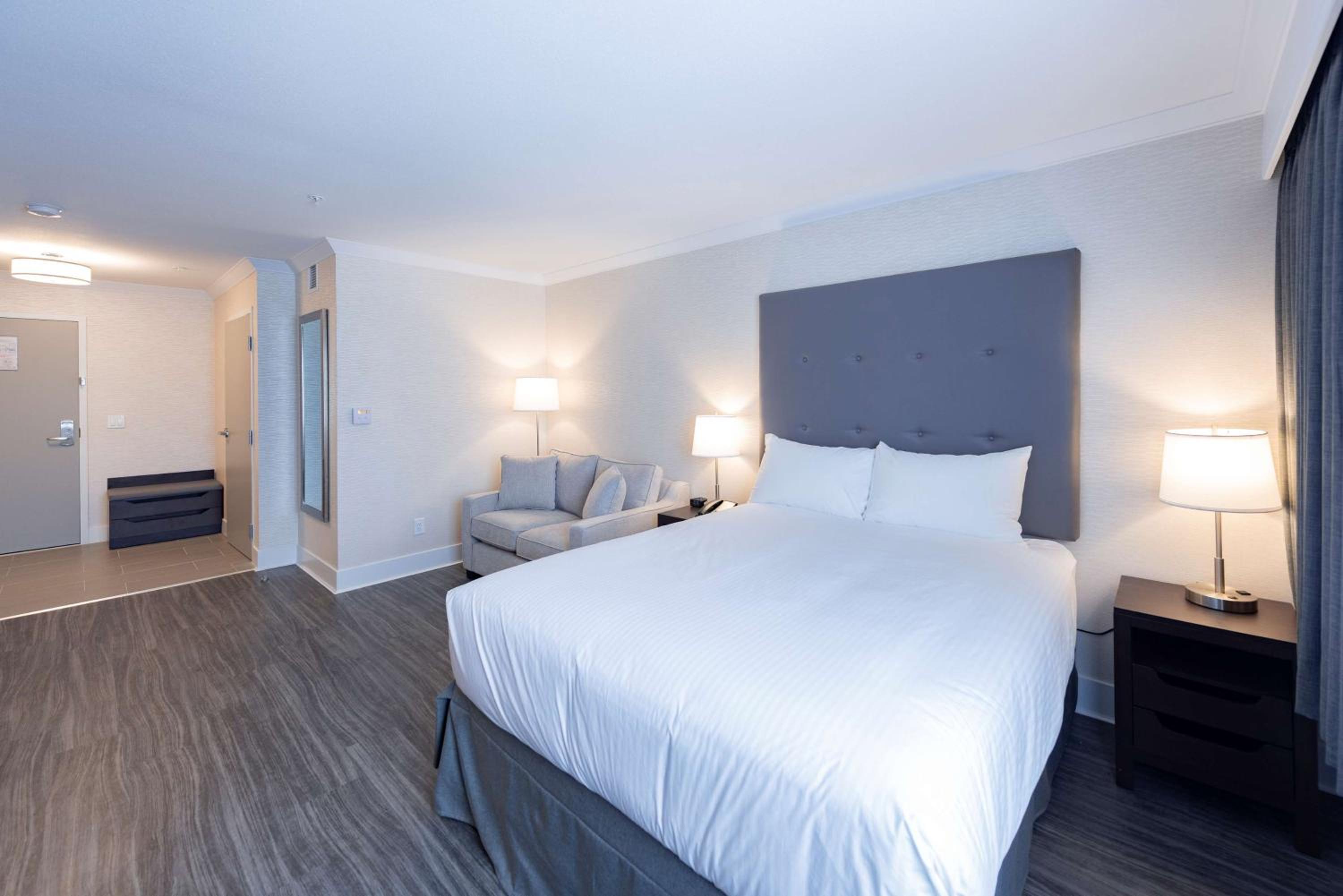 Queen Room with Roll-In Shower - Disability Access photo 1