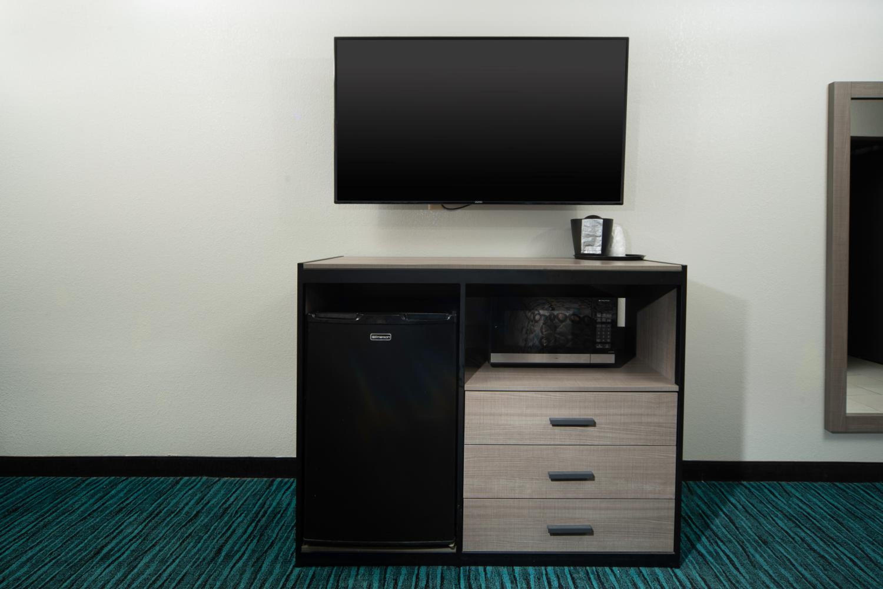 King Suite - Non-Smoking - Photo 3