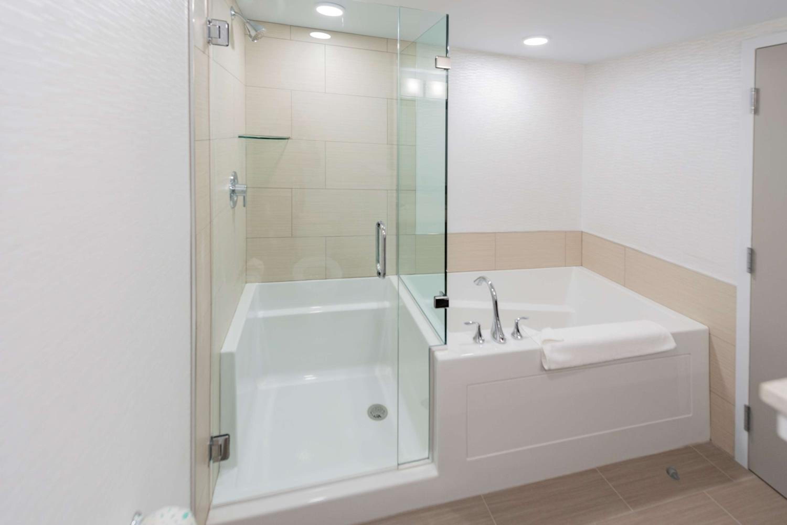 Executive Queen Suite with Two Queen Beds and Kitchen photo 2