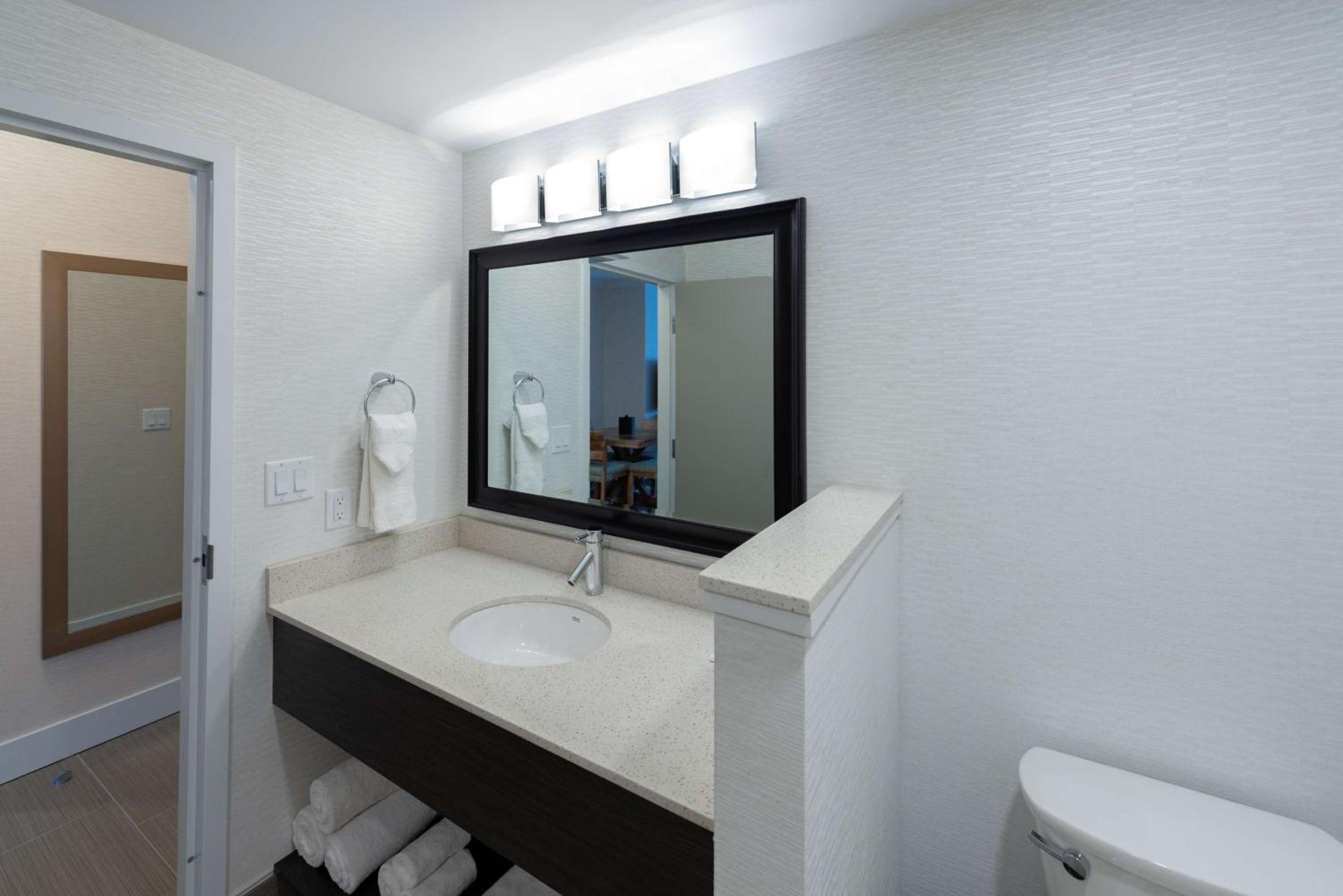 Executive Queen Suite with Two Queen Beds and Kitchen photo 3
