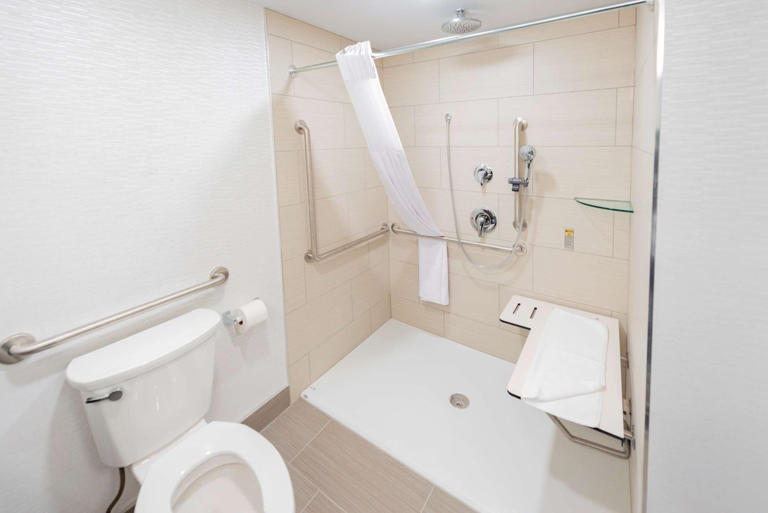 Queen Room with Roll-In Shower - Disability Access photo 3
