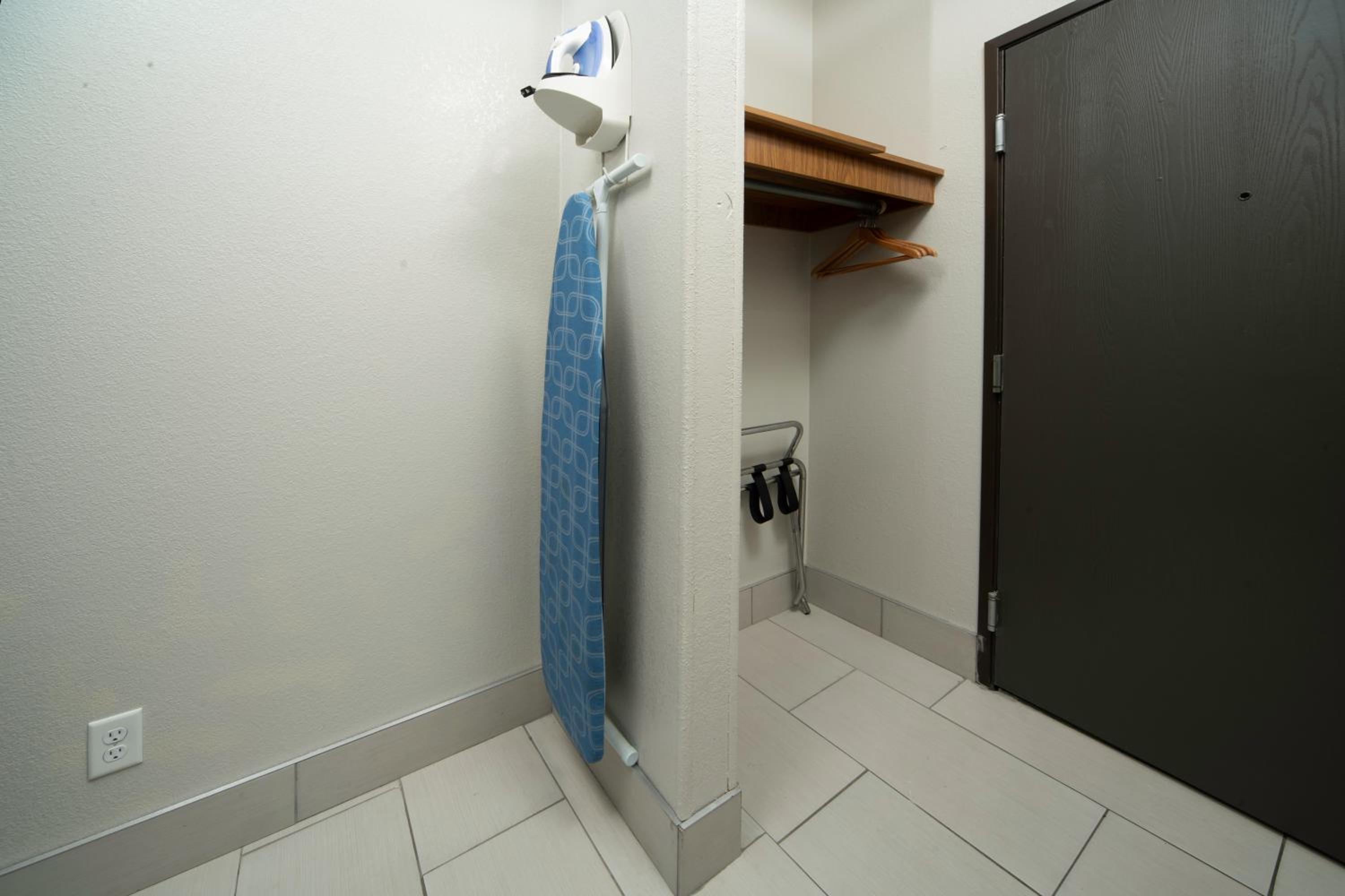 King Suite - Non-Smoking - Photo 7