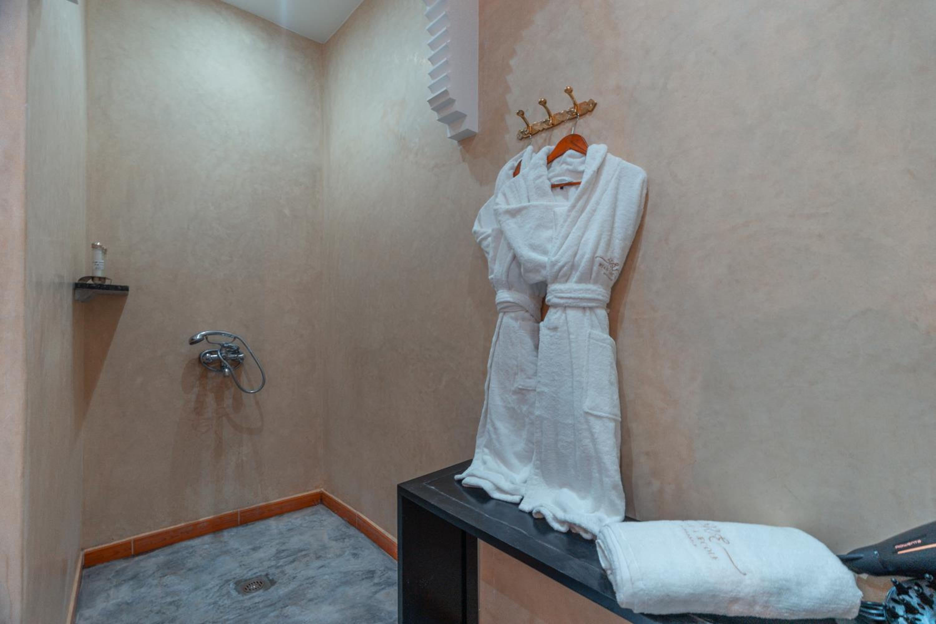 Double Room with Private Bathroom - Photo 7