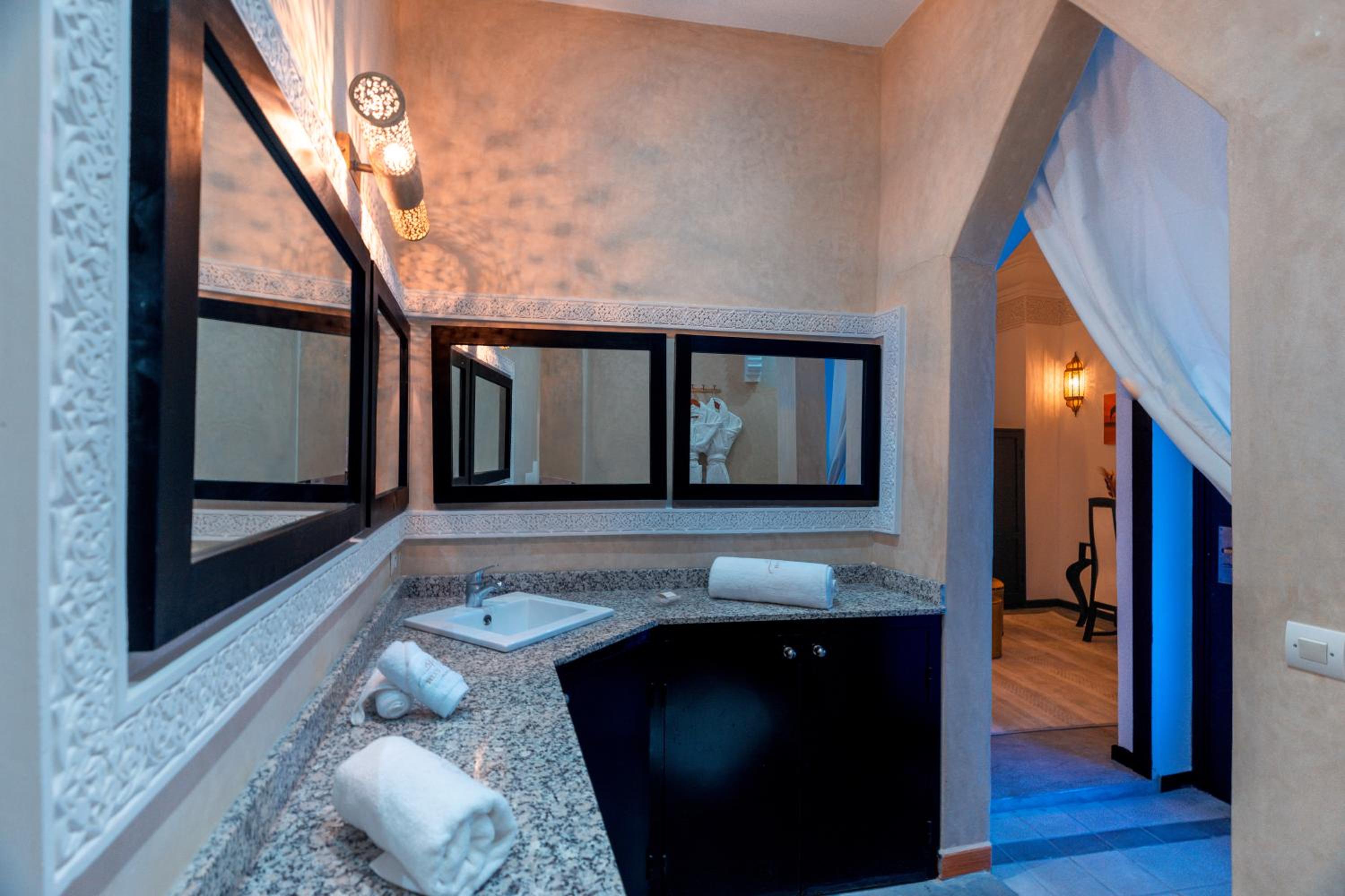 Double Room with Private Bathroom - Photo 10
